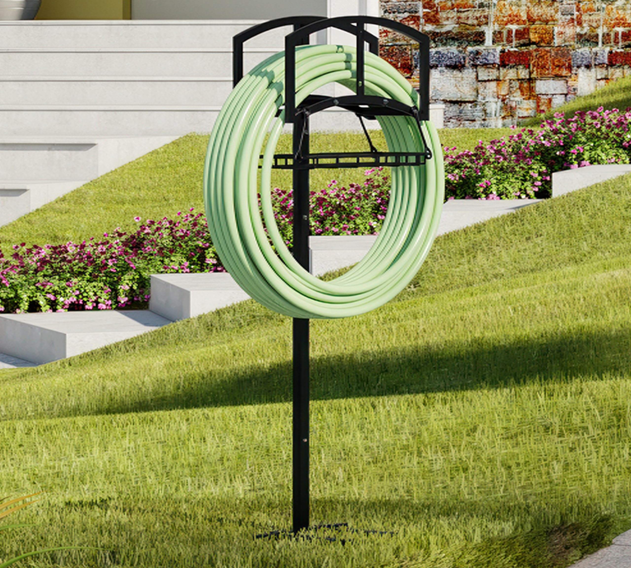 Soporte para manguera de jardín con cesta de almacenamiento, organizador de manguera independiente resistente, recubierto de polvo negro, diseño desmontable con capacidad para manguera de 150