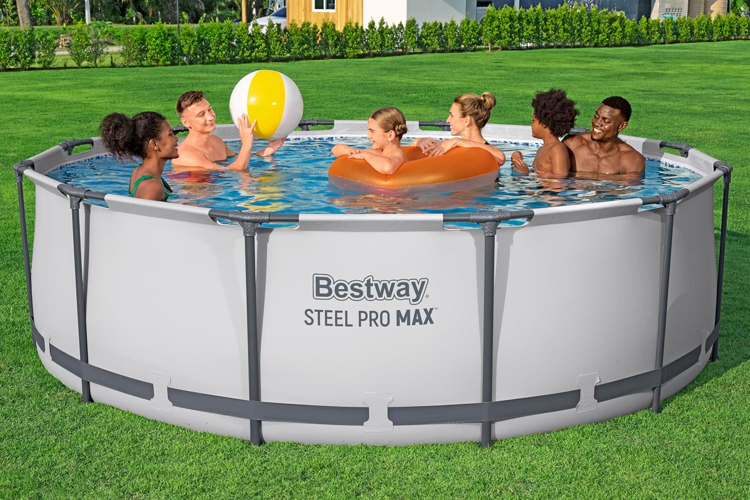 Vista lateral de la piscina desmontable Bestway en jardín con piscina llena