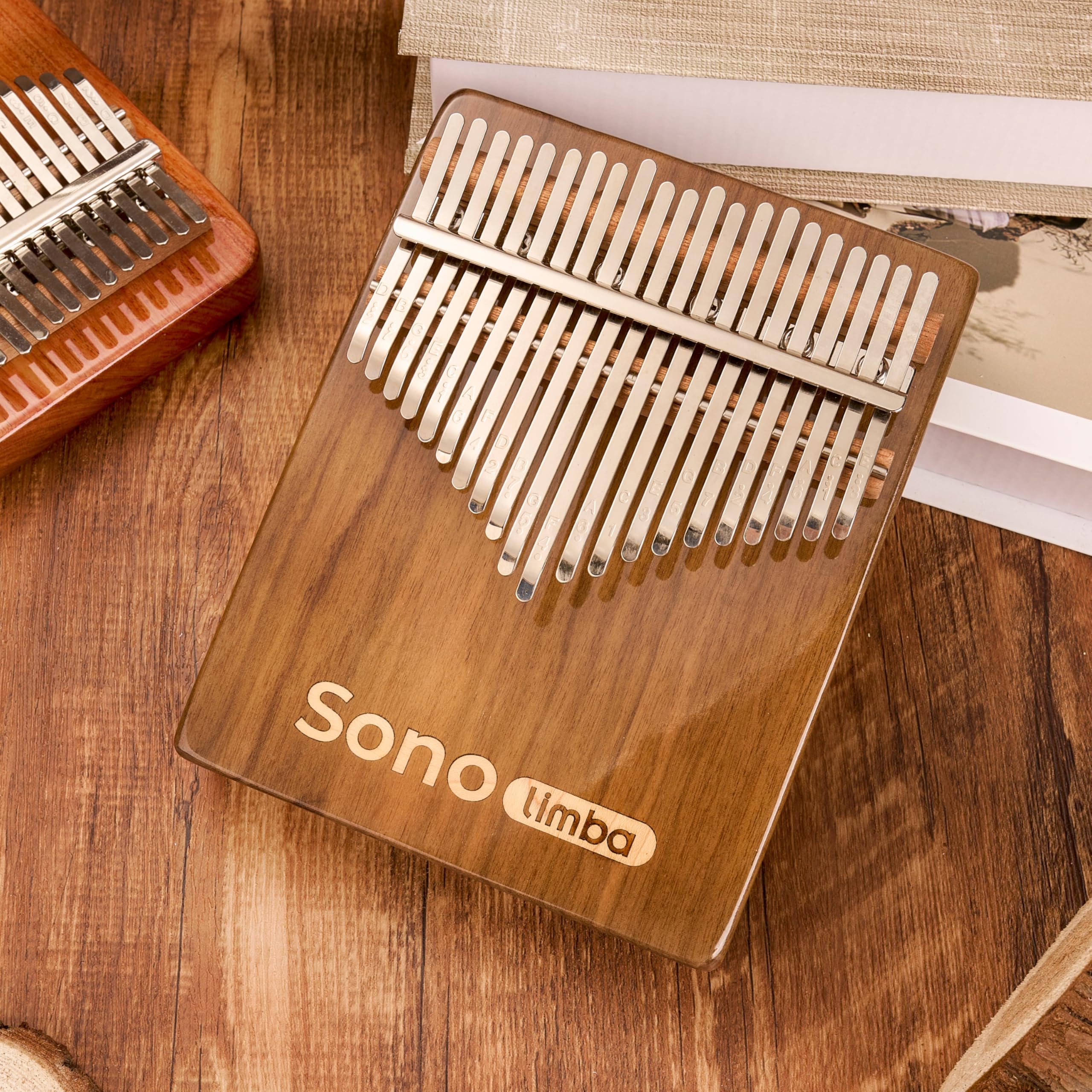 Kalimba "Sonolimba" mit 21 Schlüsseln in C - Dur aus Walnussholz - Daumenklavier inkl. Set mit Liederbuch, Schutztasche, Stimmhammer und weiteres. Kalimba Instrument für Kinder und Erwachsene