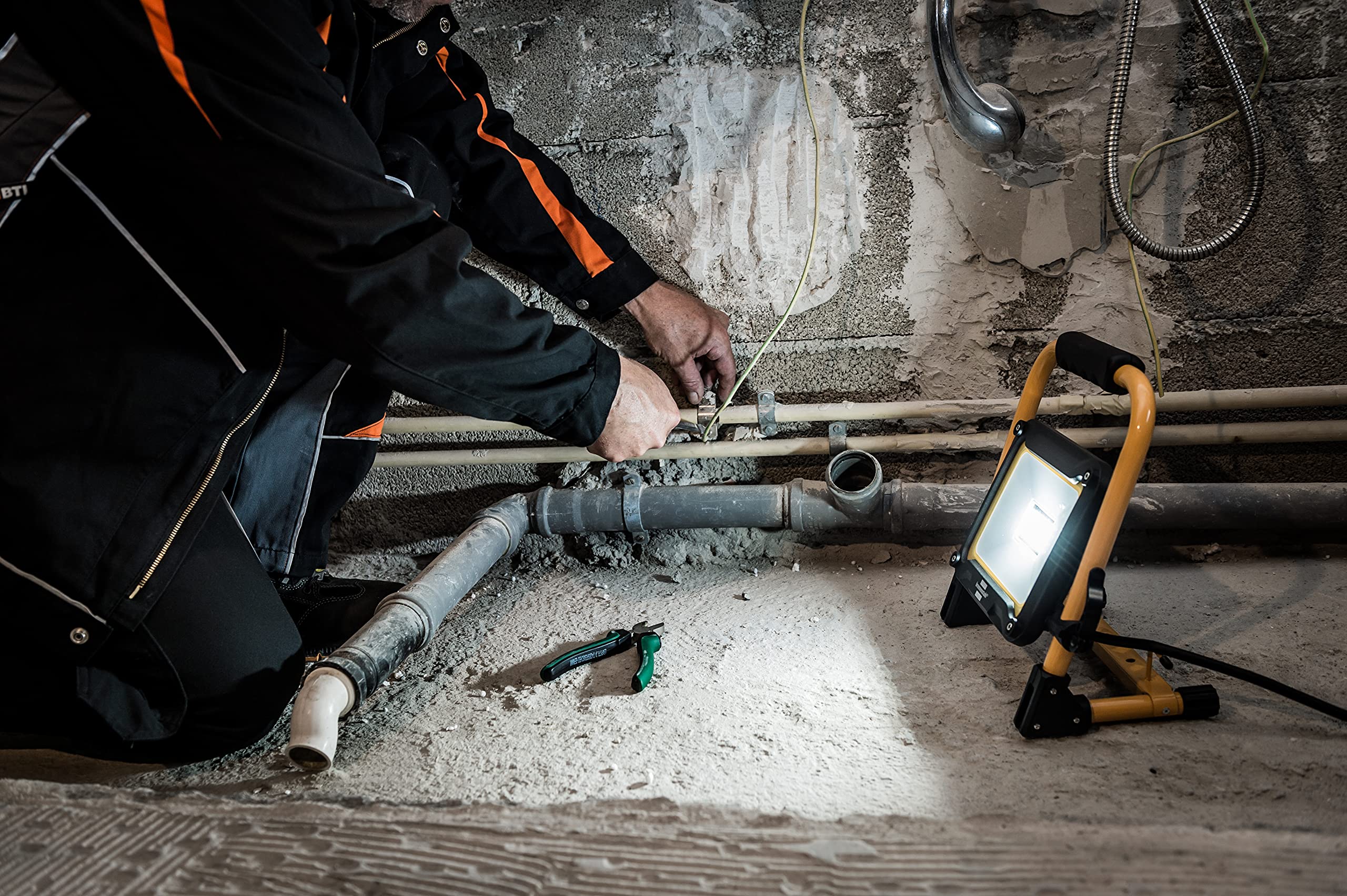 Brennenstuhl Projecteur LED portable JARO 3050 M pour une utilisation en extérieur IP65 (Spot de chantier LED 30W avec 3m de câble, avec verrouillage rapide sur glissière) 2650 lm Jaune/Noir