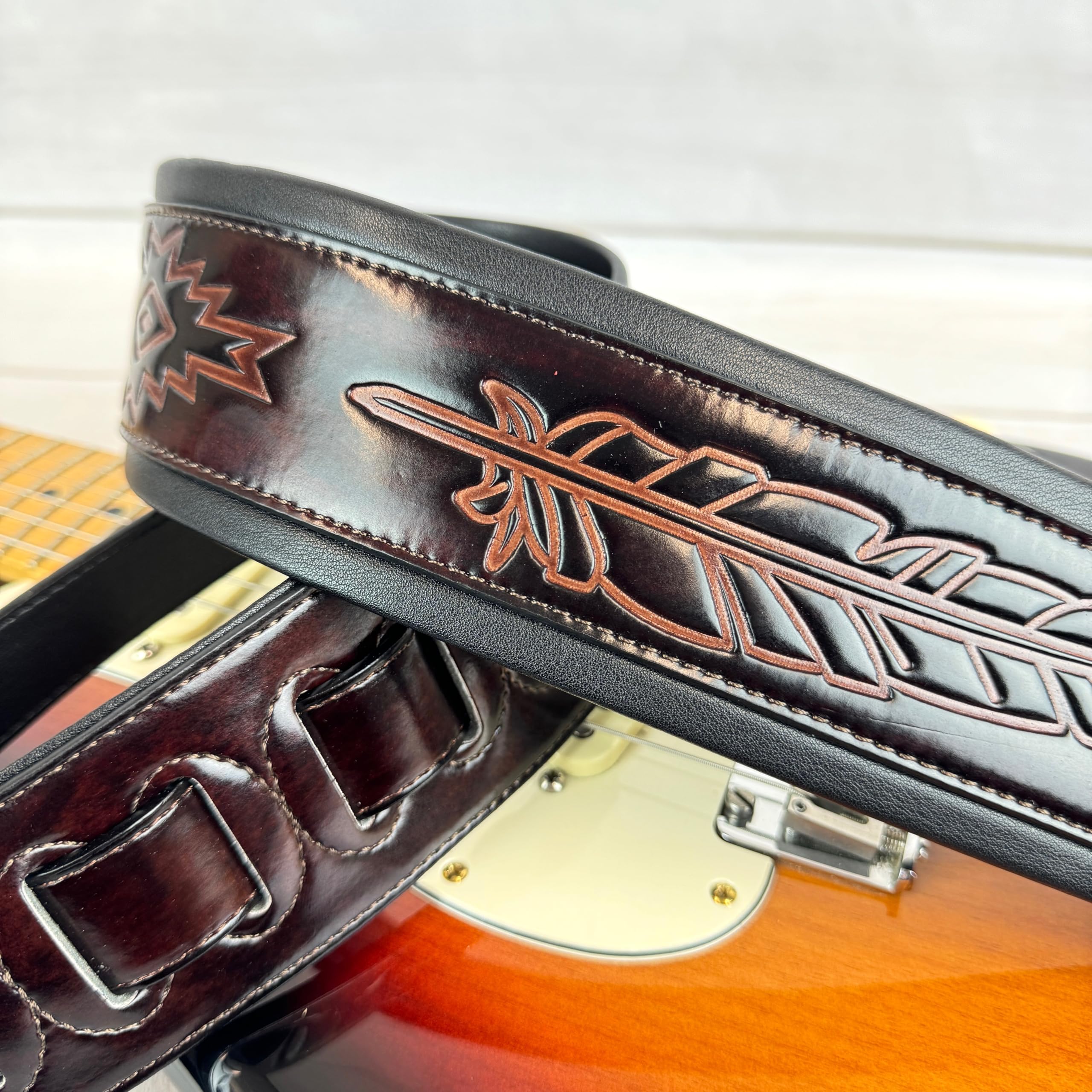 Walker & Williams GB-134 Oxblood Brown indiańskie pióro wyściełany pasek gitarowy