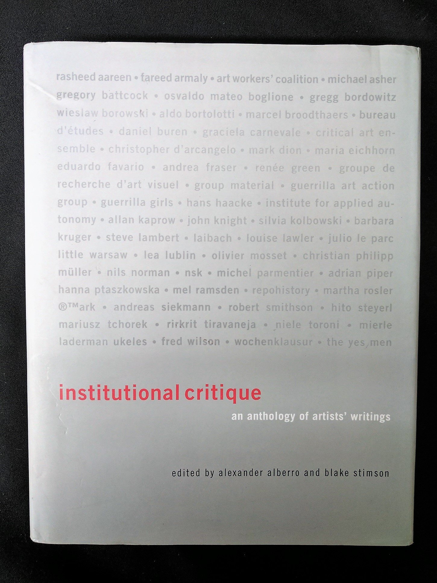 Institutional Critique: Comprendre l'Art Moderne avec ce Recueil de Textes Rares