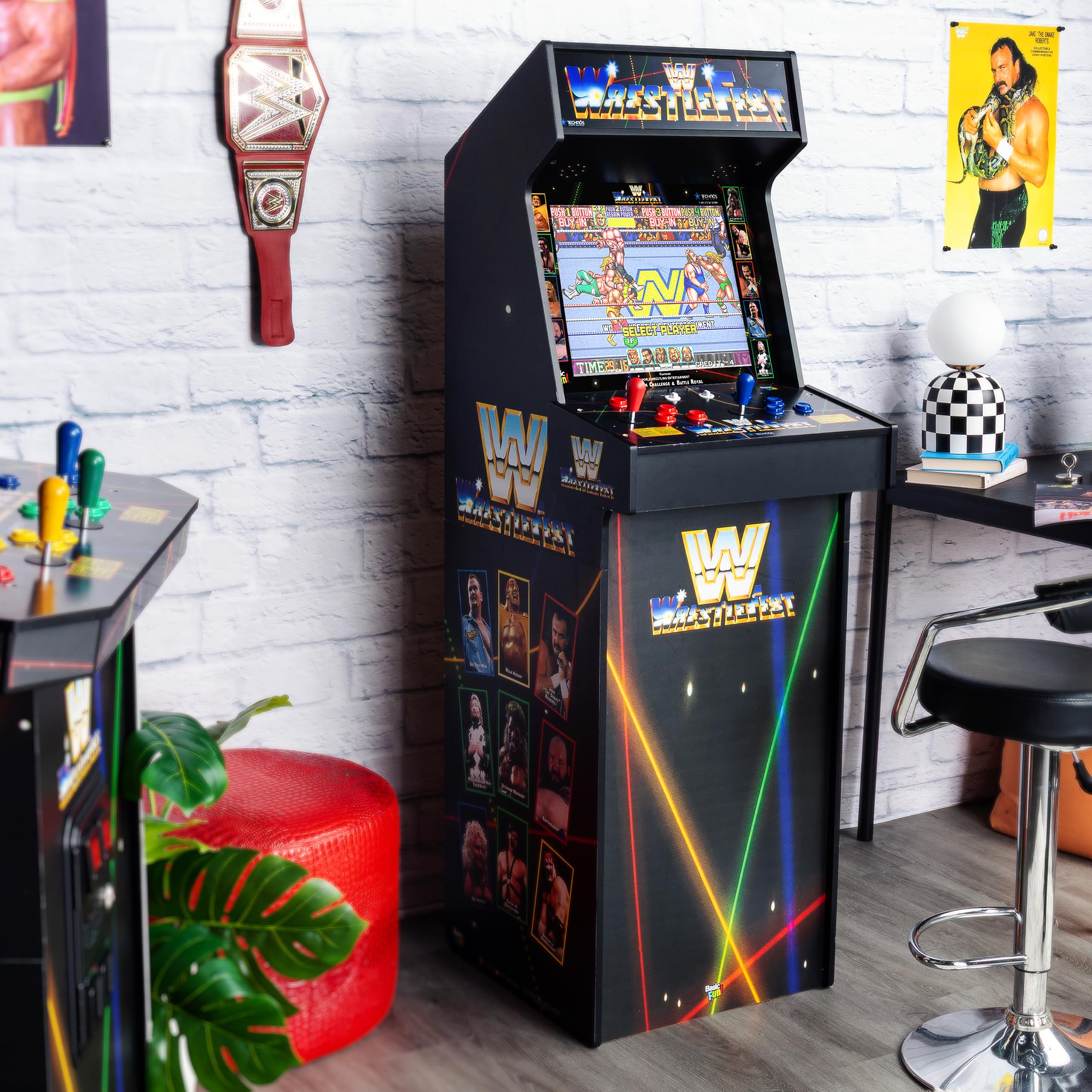 Arcade Classics Maszyna do gier WWE Ultra Series z ekranem ciekłokrystalicznym 17 cali i 5 grami - klasyczna konsola do szafek wewnętrznych do gier domowych i piwnic
