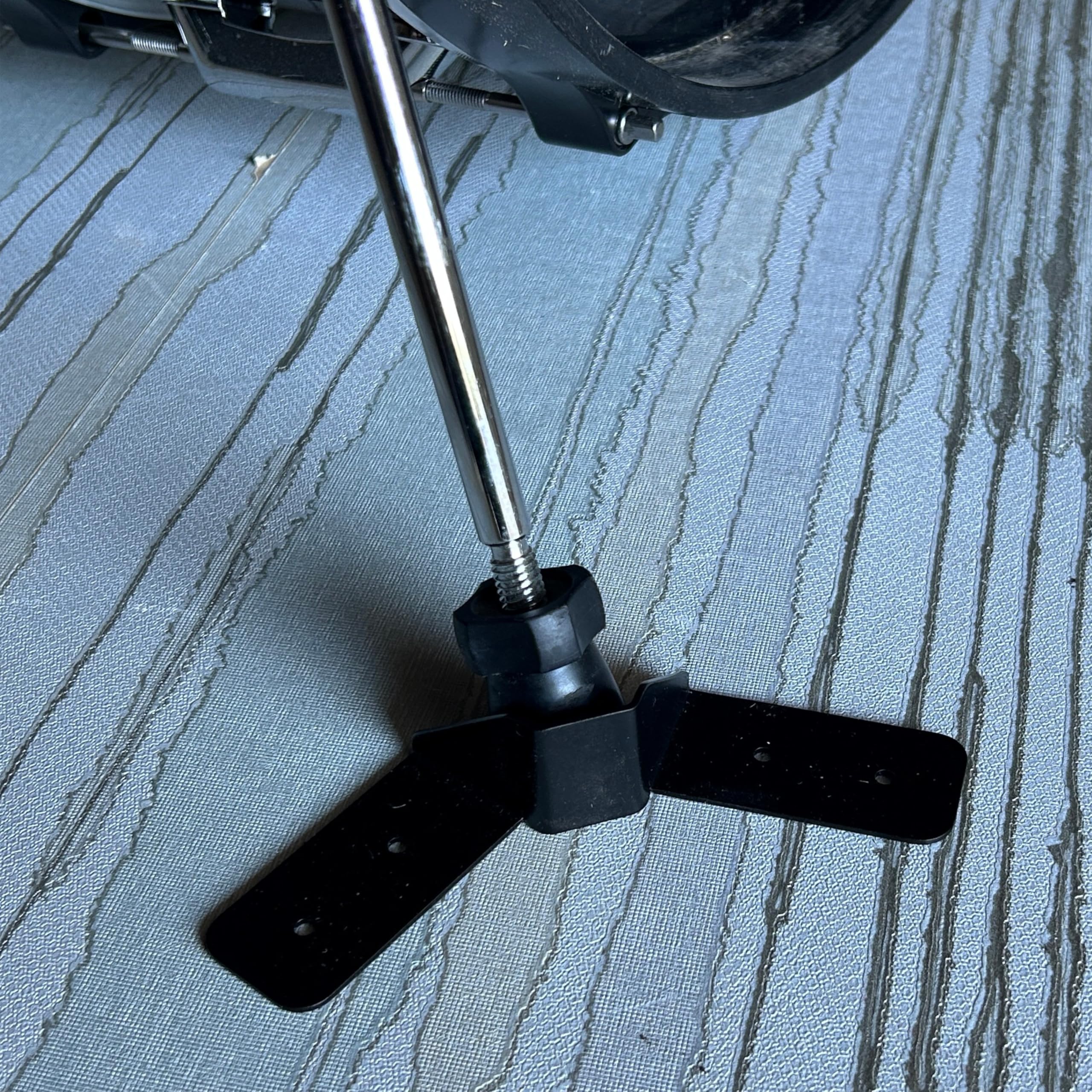 Tope antideslizamiento para batería e instrumentos. Freno metálico para evitar movimiento bombo batería. Se adapta a cualquier tipo de suelo y evita tener que usar mantas o alfombras de base.