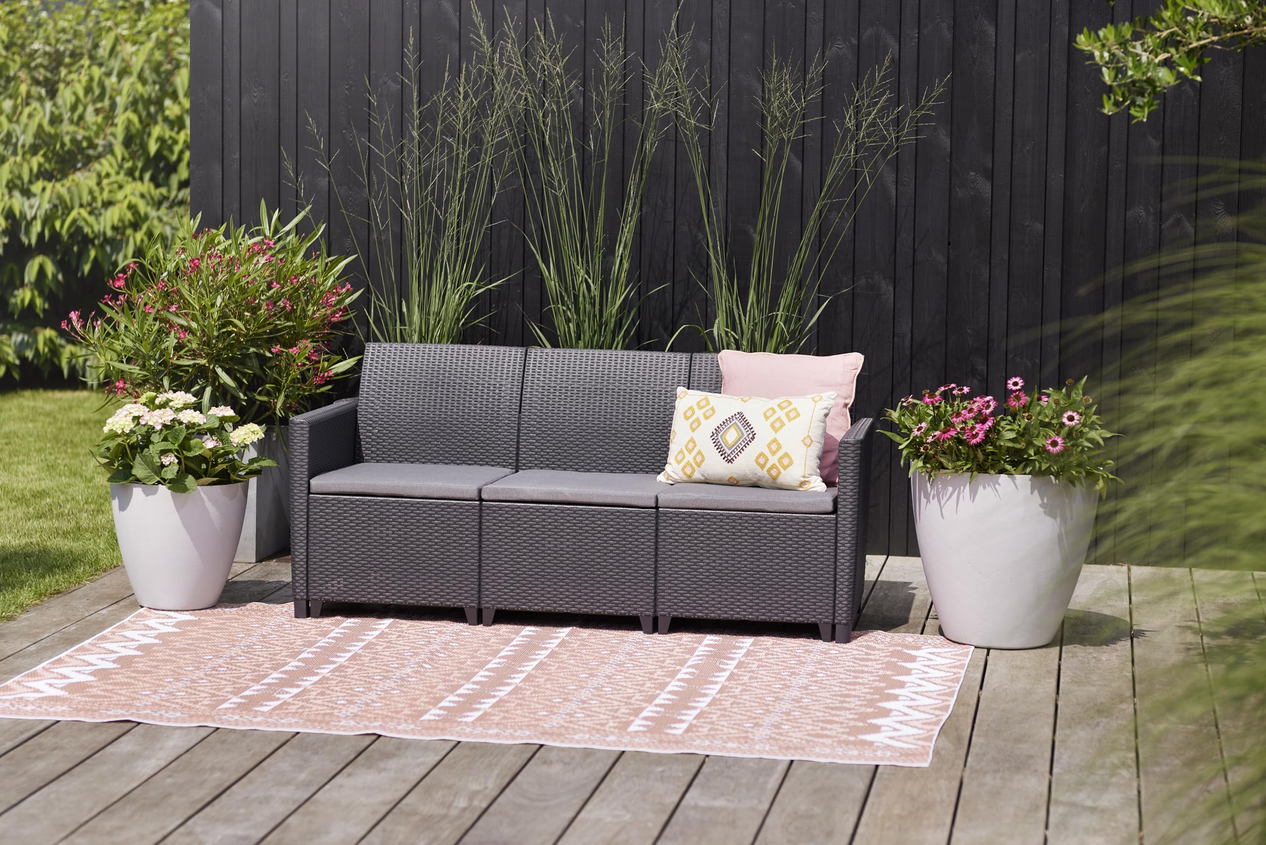Keter Nora Conjunto de jardín Exterior 4 plazas con Cojines incluidos y Mesa de almacenaje Auxiliar de 35L, Posibilidad de 2 configuraciones de Montaje (2+2 o 3+1), Color Grafito