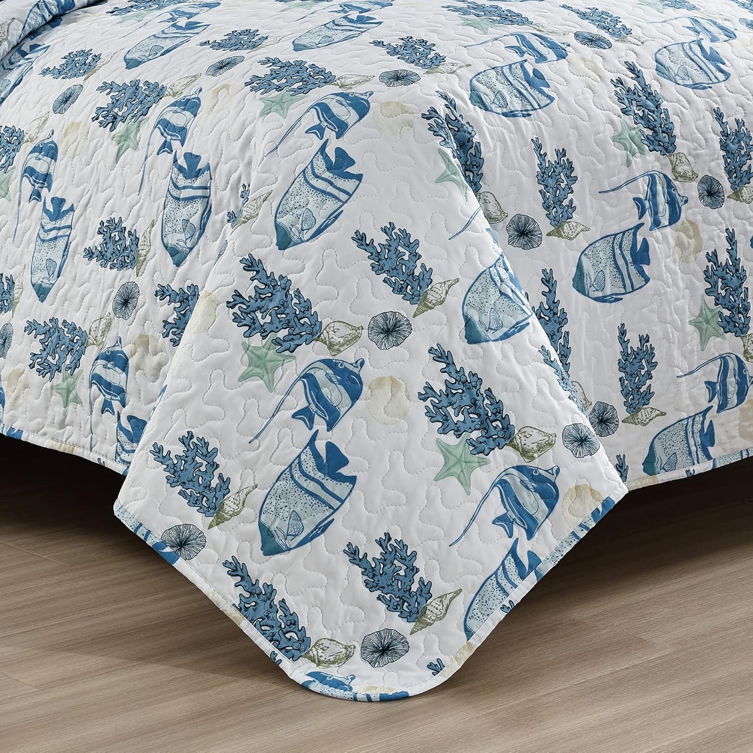 Market & Place 3-Piece Full/Queen Size Coastal Quilt Set with Shams | Reversible Lightweight Summer Bedspread | White and Blue Beach Themed Bedding | Sorrento Collection (Full/Queen)