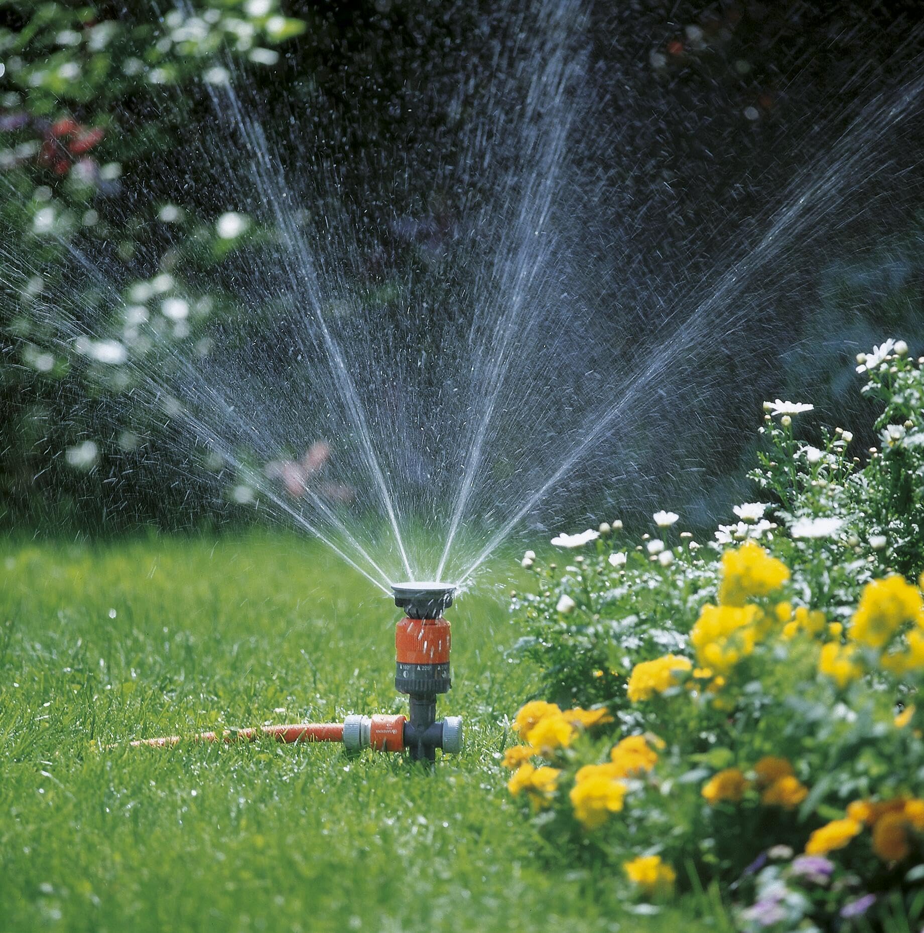 Arroseur Circulaire Vario Comfort de Gardena : arroseur pulvérisateur pour Un arrosage Uniforme, pour des Surfaces jusqu'à 225m², portée 8,5 m, réglage de Secteur à 7 Niveaux de 90° à 360° (1949-20)