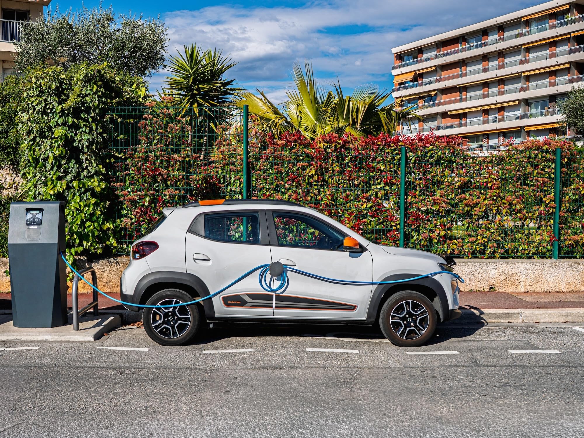 Soporte de cable de carga para coche eléctrico o híbrido | Protege y eleva el cable | Evita la suciedad y el desgaste | Compatible con todos los vehículos eléctricos o híbridos (Negro)