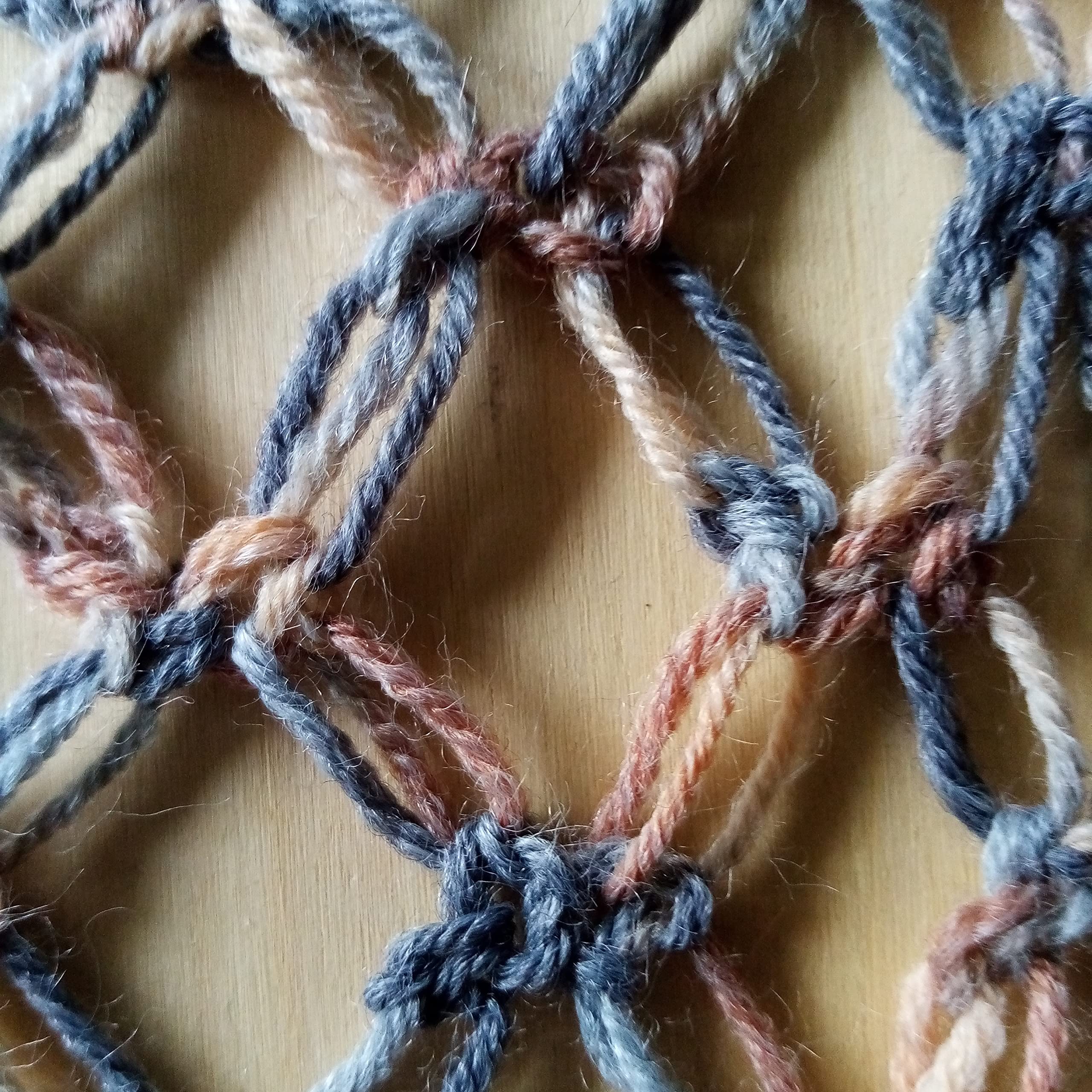 Sciarpa sfumata fatta a mano, sciarpa da donna a uncinetto, in lana merino. Stola in lana merino. ARTICOLO ORIGINALE UNICO MOMpATchWORK