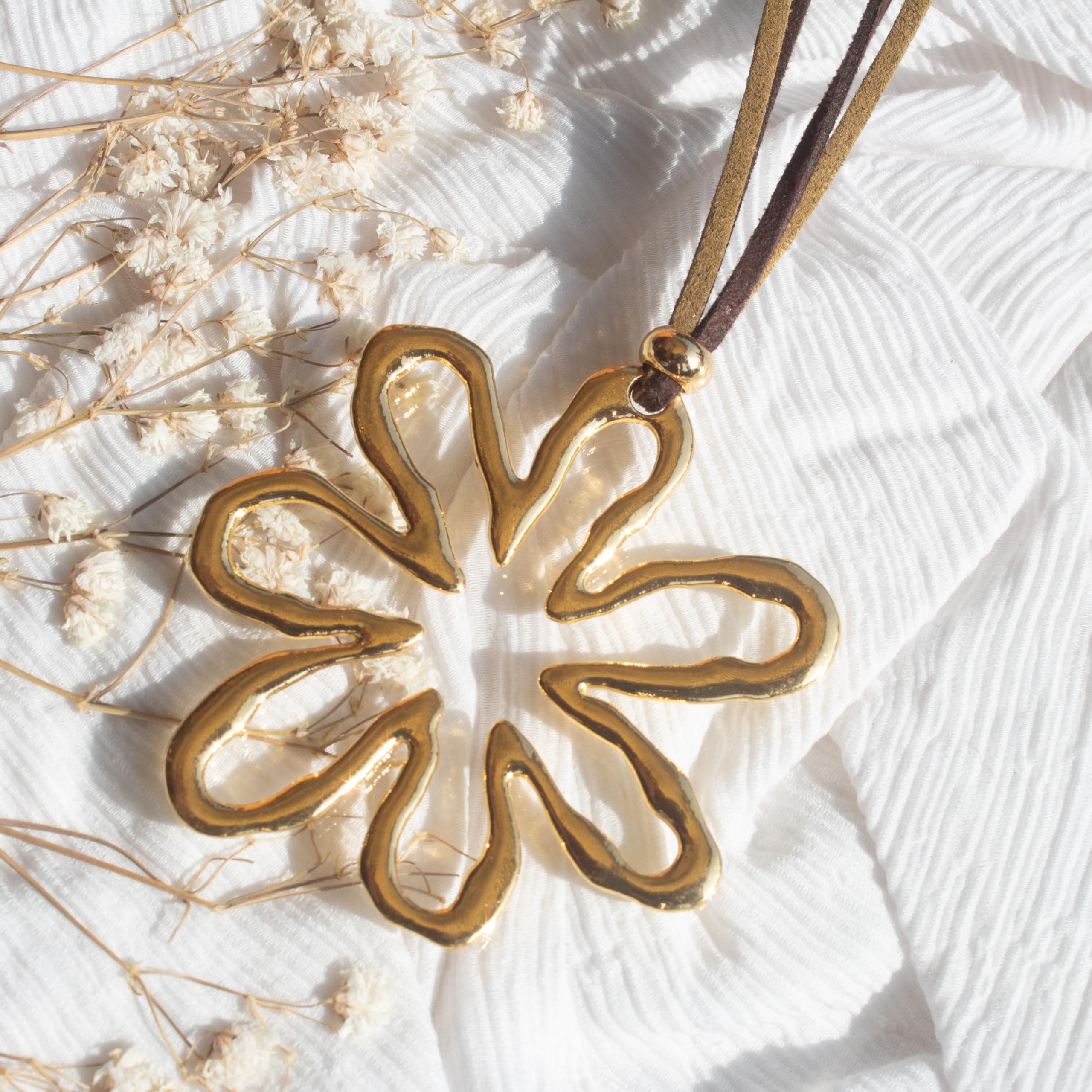 NILUXE DESIGN - Colgante Mujer Flor Grande Dorada o Plateada Estilo Bohemio - Collar Largo con Flor- Cadena de Antelina Ajustable con Abalorios de Zamak - Colgante Estilo Elegante