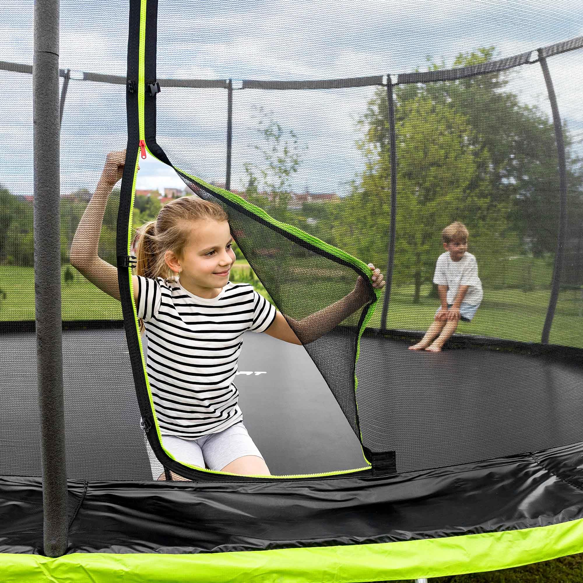 Hop-Sport Trampolin Outdoor - Ø 244/305/366/427/488 cm - Trampolin mit innenliegenden Sicherheitsnetz, gebogenen Netzstangen und Sicherheitszertifikaten - Komplettset mit Leiter Randabdeckung