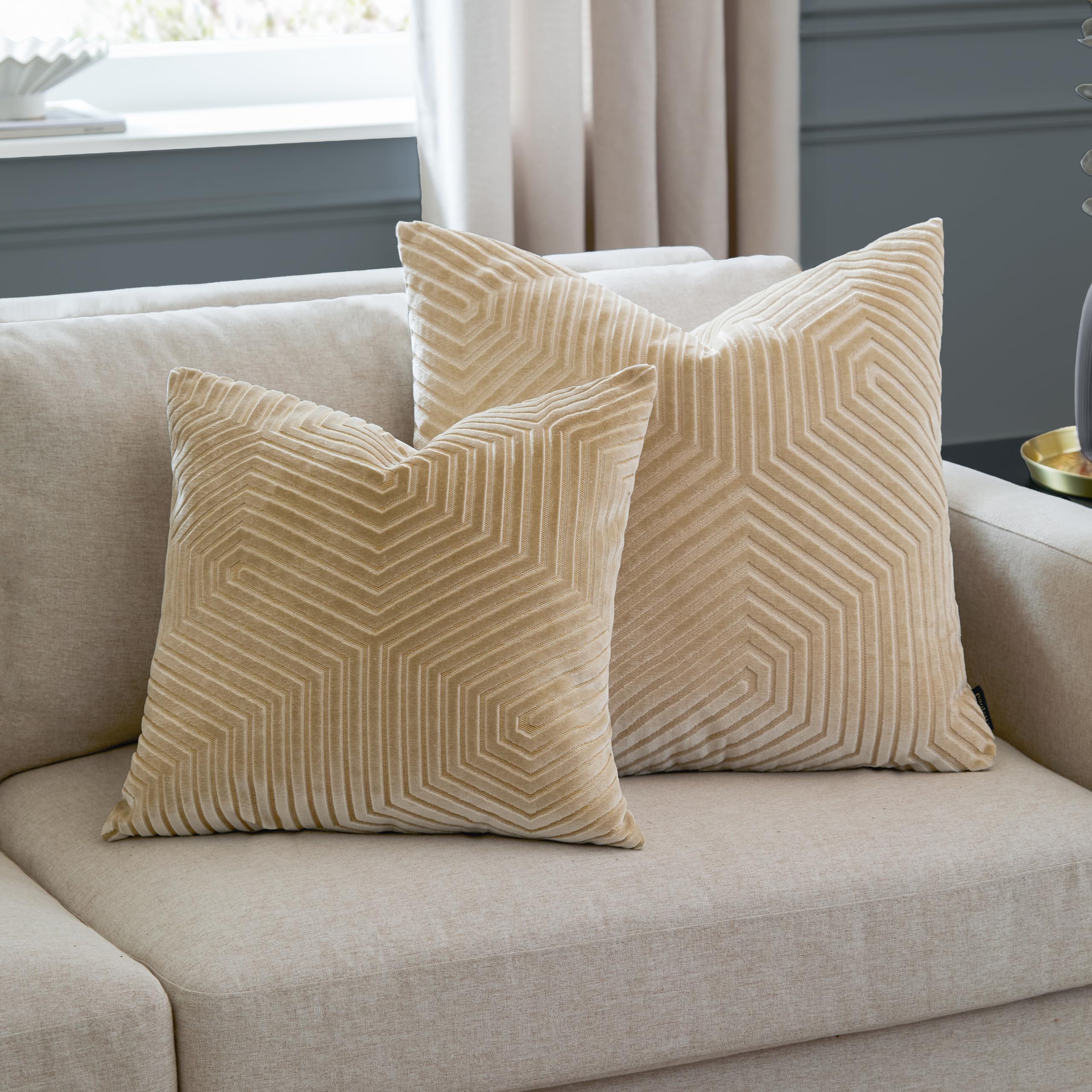 Paoletti Evoke Kissen mit Samt-Federfüllung – Luxuriöses dekoratives quadratisches Kissen mit Chevron-Muster und Füllung (Elfenbein – 55x55cm)
