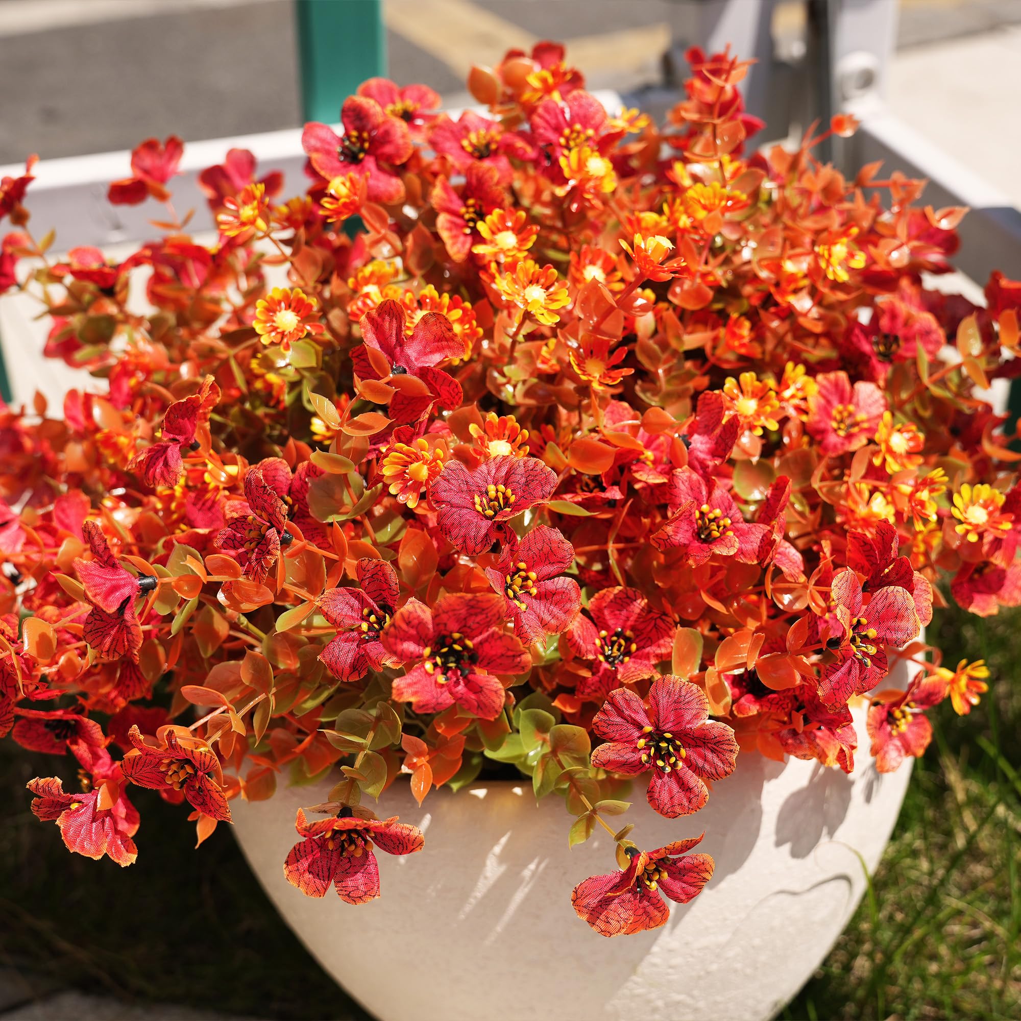 Fiori artificiali autunnali per esterni, interni, giardino, decorazione per la casa, margherita con foglie di eucalipto, piante finte per mamme, verande, verande, patio, 16 fasci (arancione autunnale)