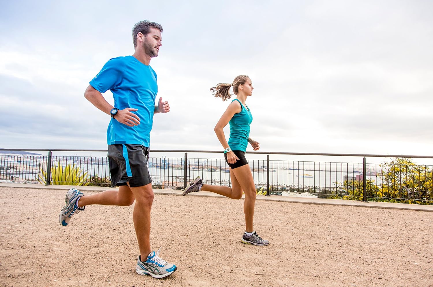 Garmin 010-01241-50 Garmin Forerunner 15 Large Blue/Black Bundle with Chest Strap HRM Europe Version