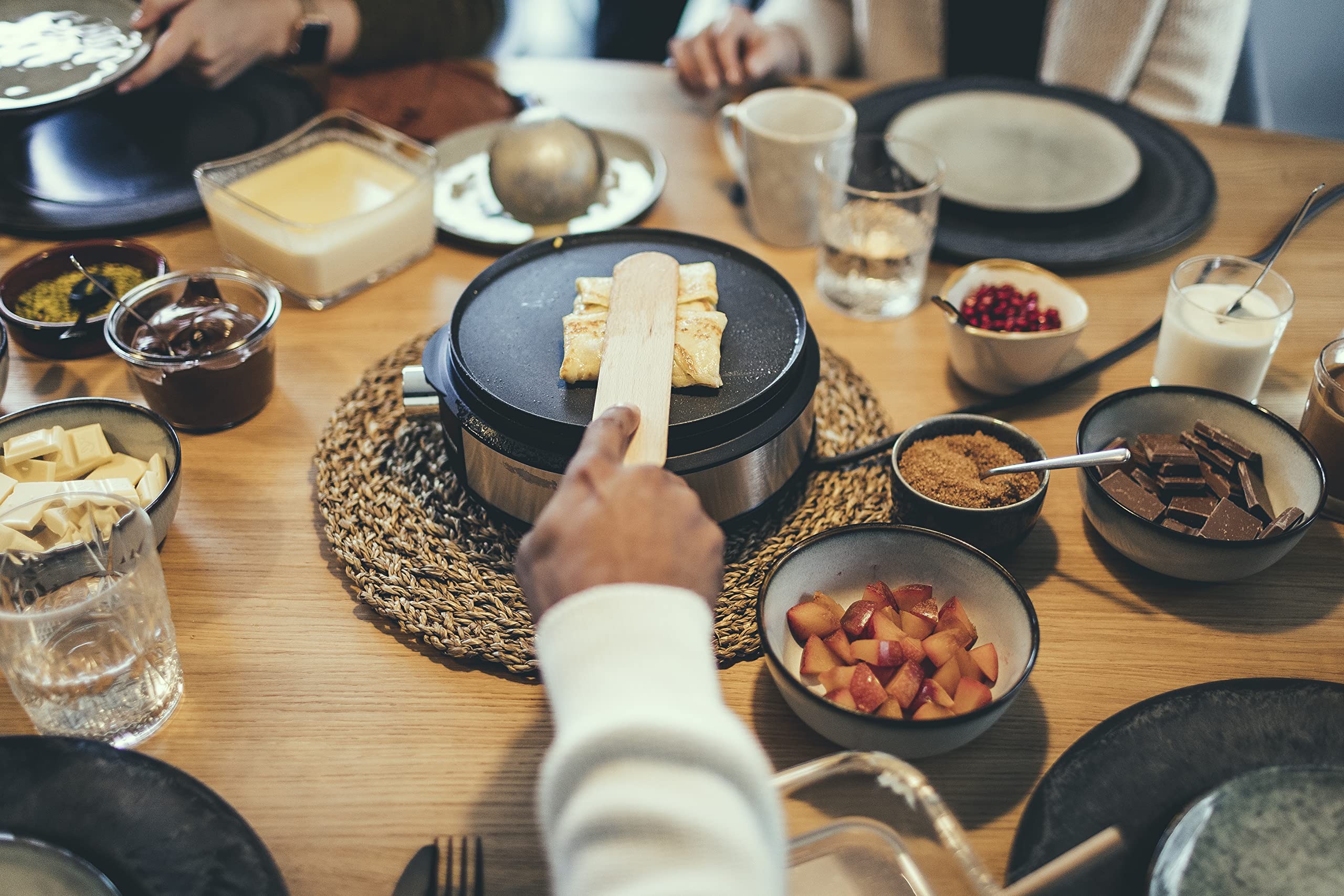 Severin Fondue Crêpière 2 en 1, Inclus 8 fourchettes à fondue, spatule à crêpe et répartiteur de pâte, Inox/Noir, FO 2471