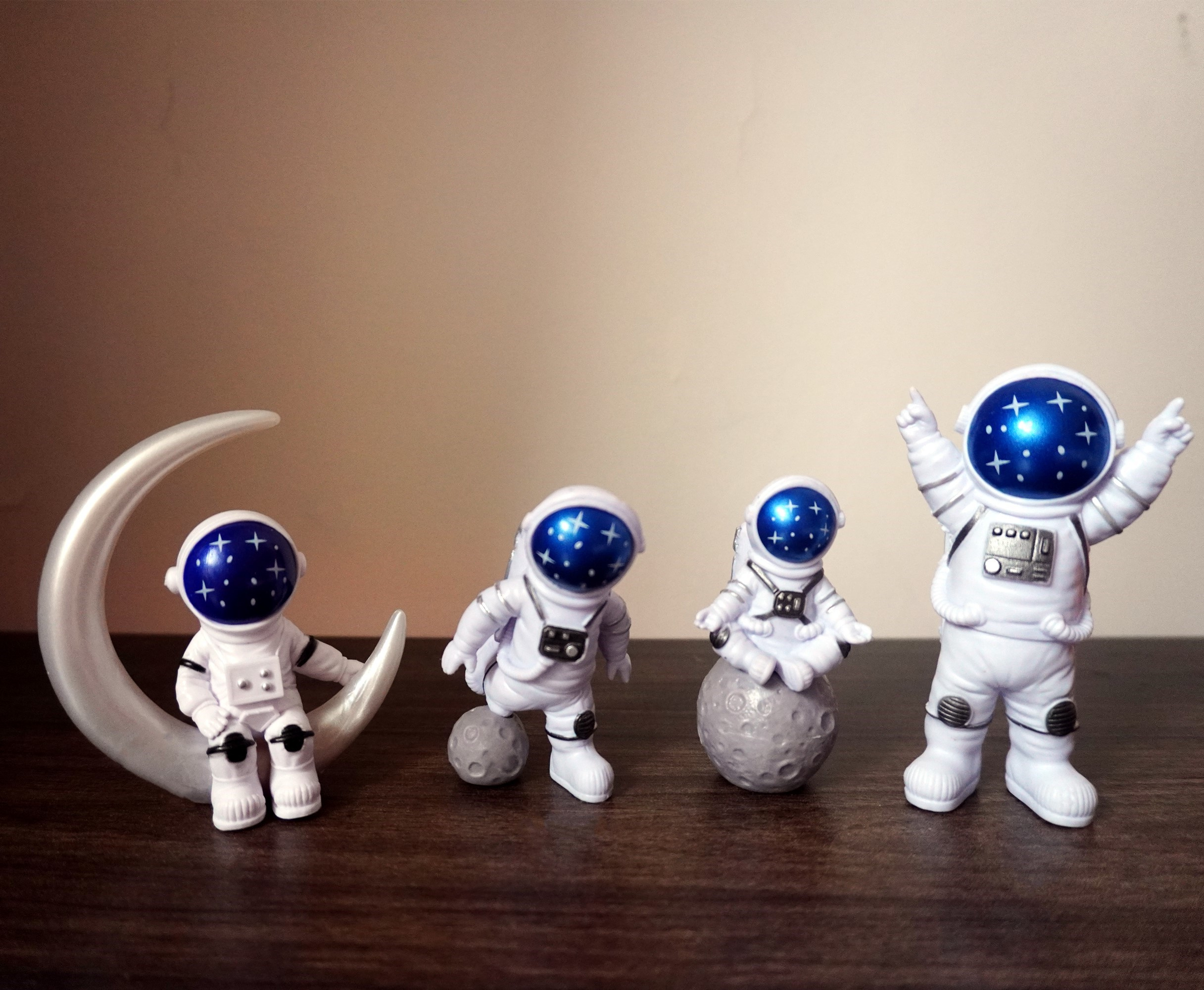 Amazon.com: Ni-JASW Blue White Astronaut Statues Set of 4