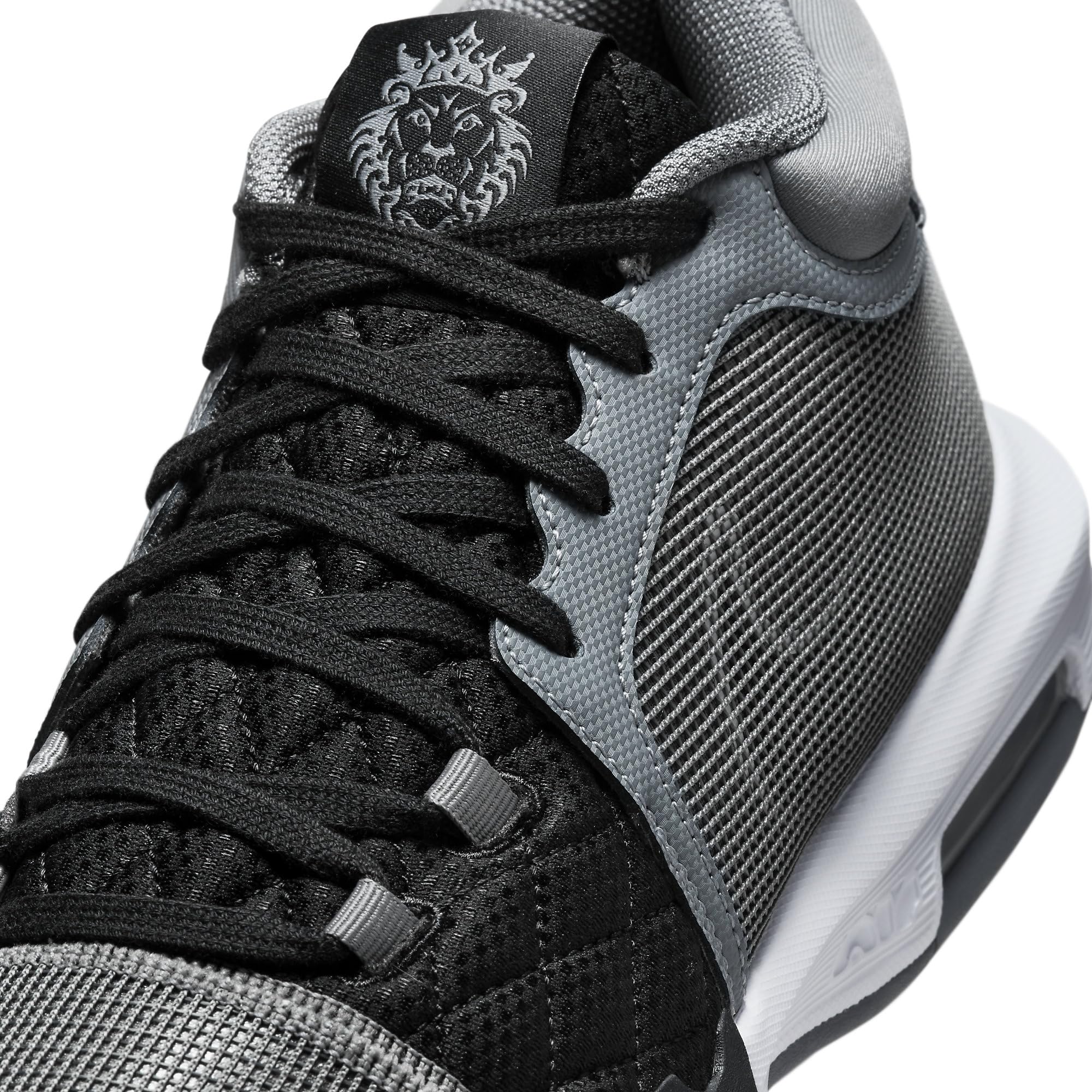 Nike Lebron Witness VIII Basketball ShoeUomo
