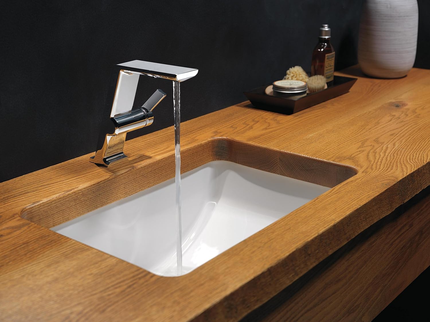 Fеаturеd Prоduсt Delta Faucet Pivotal Single Hole Bathroom Faucet, Single Handle Bathroom Faucet Chrome, Bathroom Sink Faucet, Diamond Seal Technology, Drain Assembly, Chrome 699-DST
