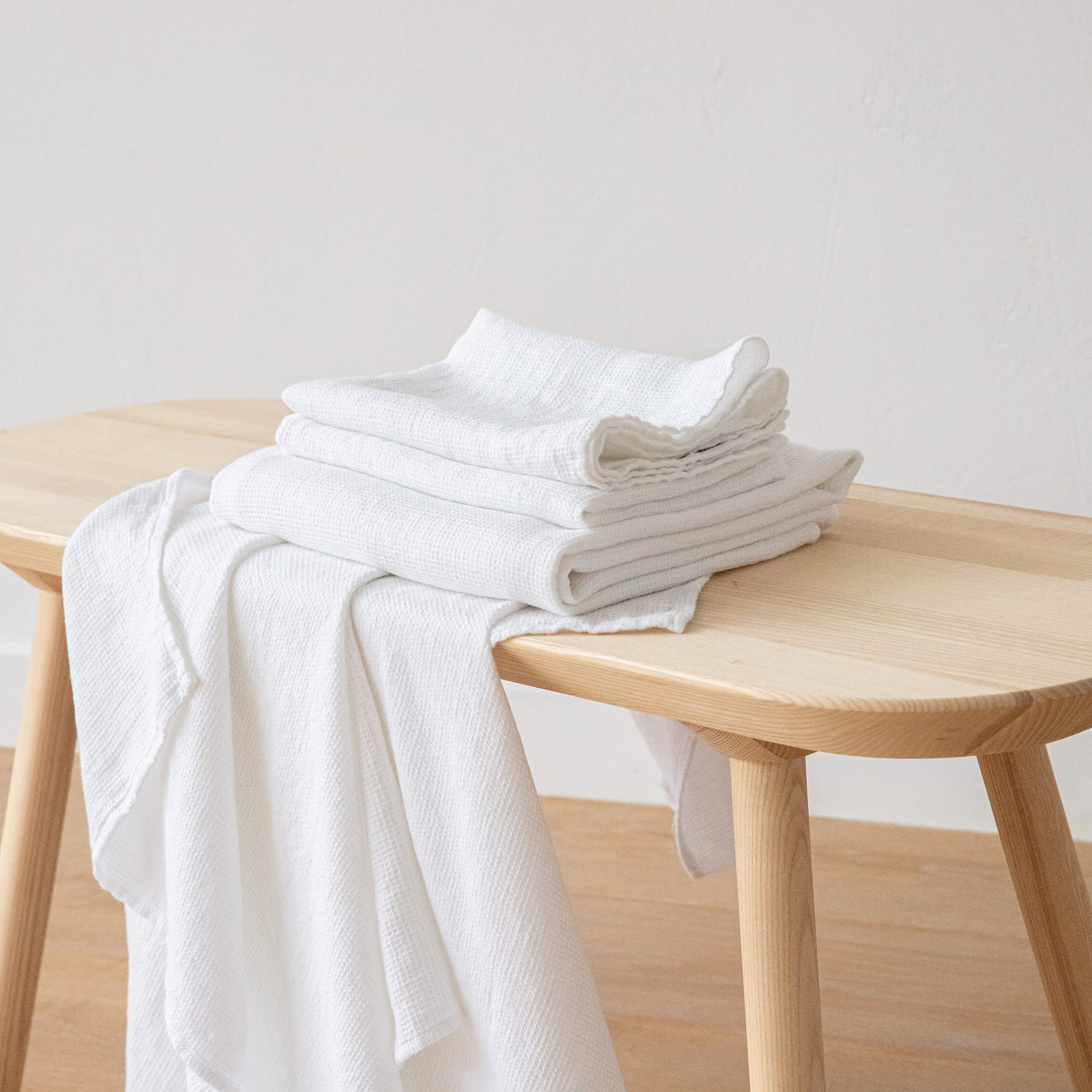 LinenMe Washed Waffle Conjunto DE Toallas Blanco Optico, Toallas Grandes x2 y Toallas de Mano x2, Hecho en Europa, Toalla de baño, Ropa de Cama Europea, Lavable a máquina, súper Absorbente