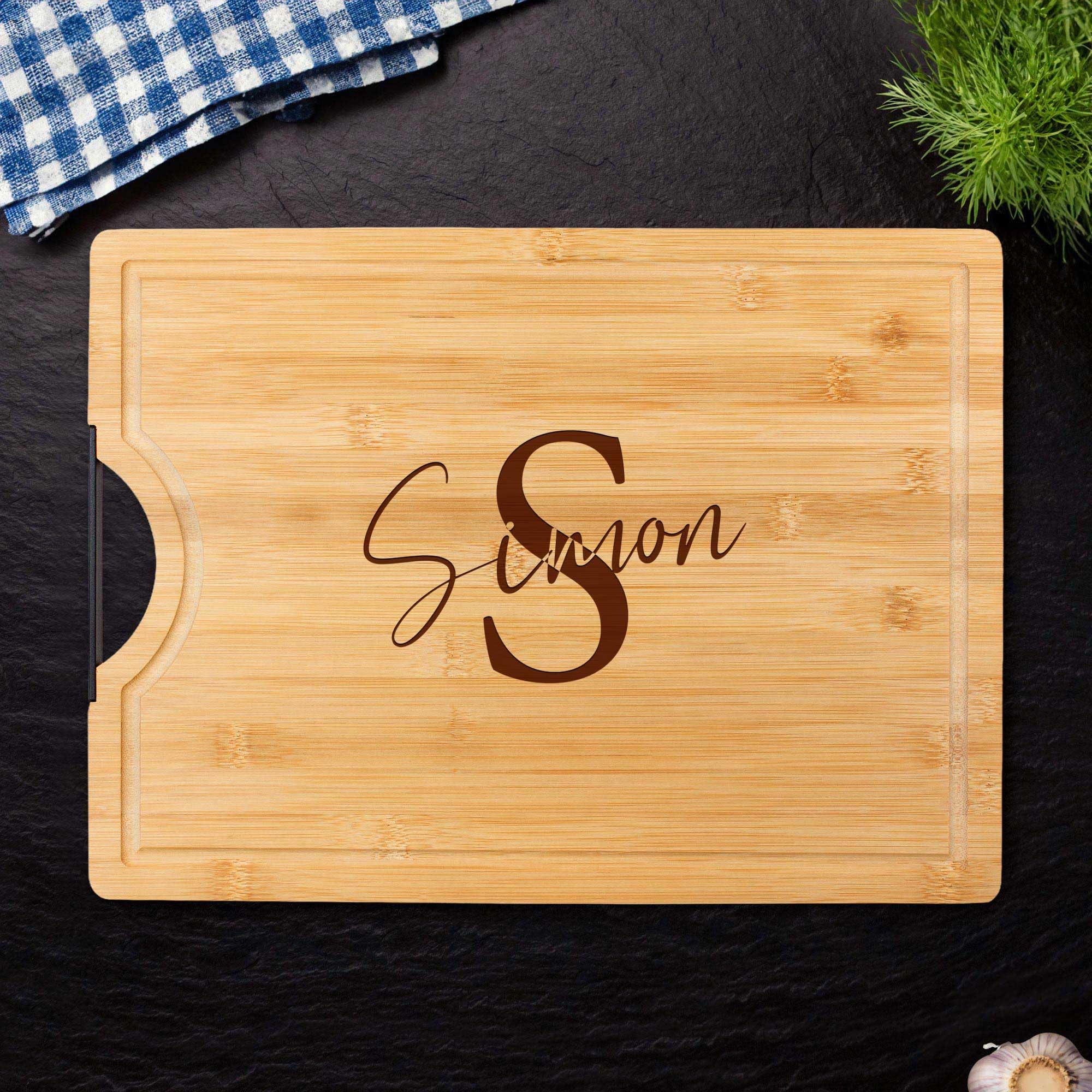 AMAVEL Schneidebrett aus Bambus mit Metallgriff, Personalisiertes Küchenbrett mit Gravur, Initial Signatur, Servierbrett zum Grillen, Holz Grillbrett, Brotzeitbrett mit Saftrille