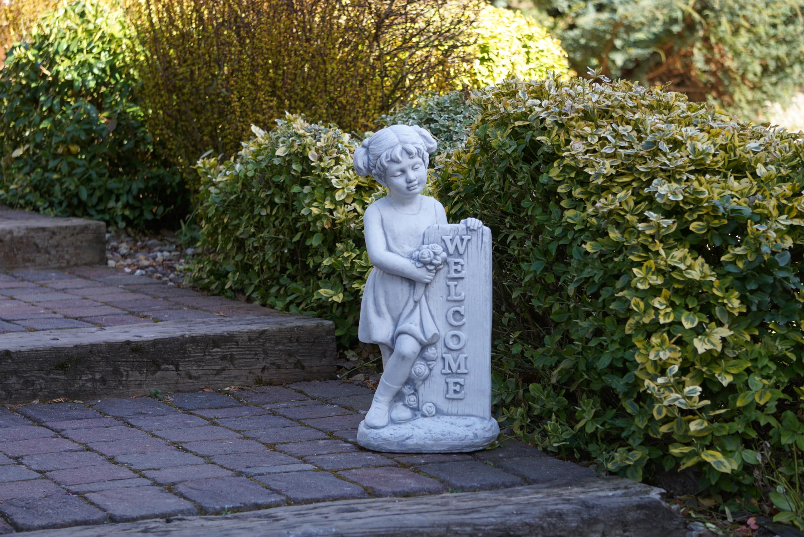 gartendekoparadies.de Kamienna figurka dziewczynki z tabliczką Welcom, szara, biały beton, 60 cm, 22 kg, odporna na mróz, dekoracja ogrodowa do wejścia