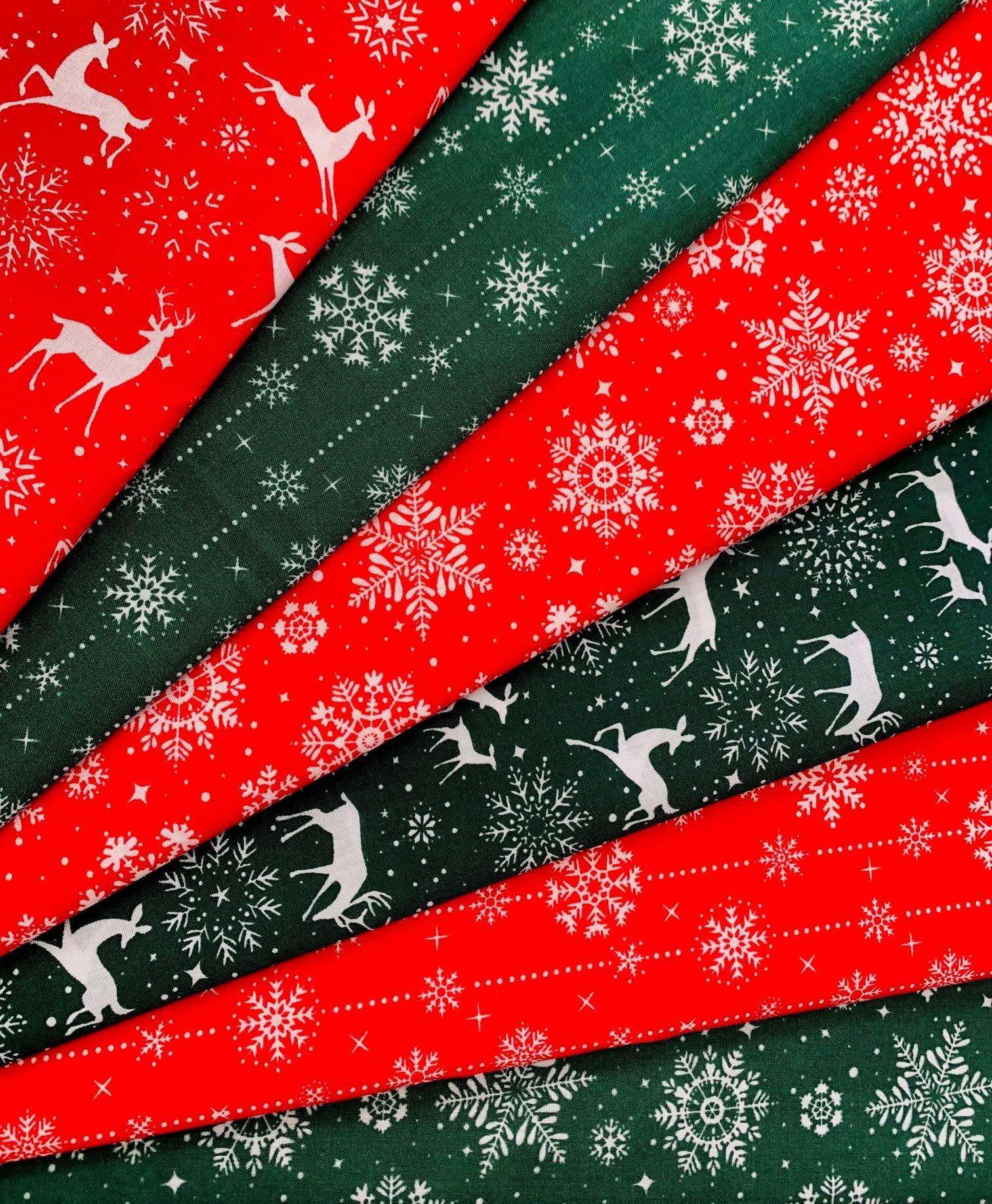 6 X Christmas Snowflakes Gingerbread Men Dogs Polycotton Fabric Fat Quarters Bundle - Sewing Quilting Dress Fabric - Simply Sew Crafty™ (Red & Green)