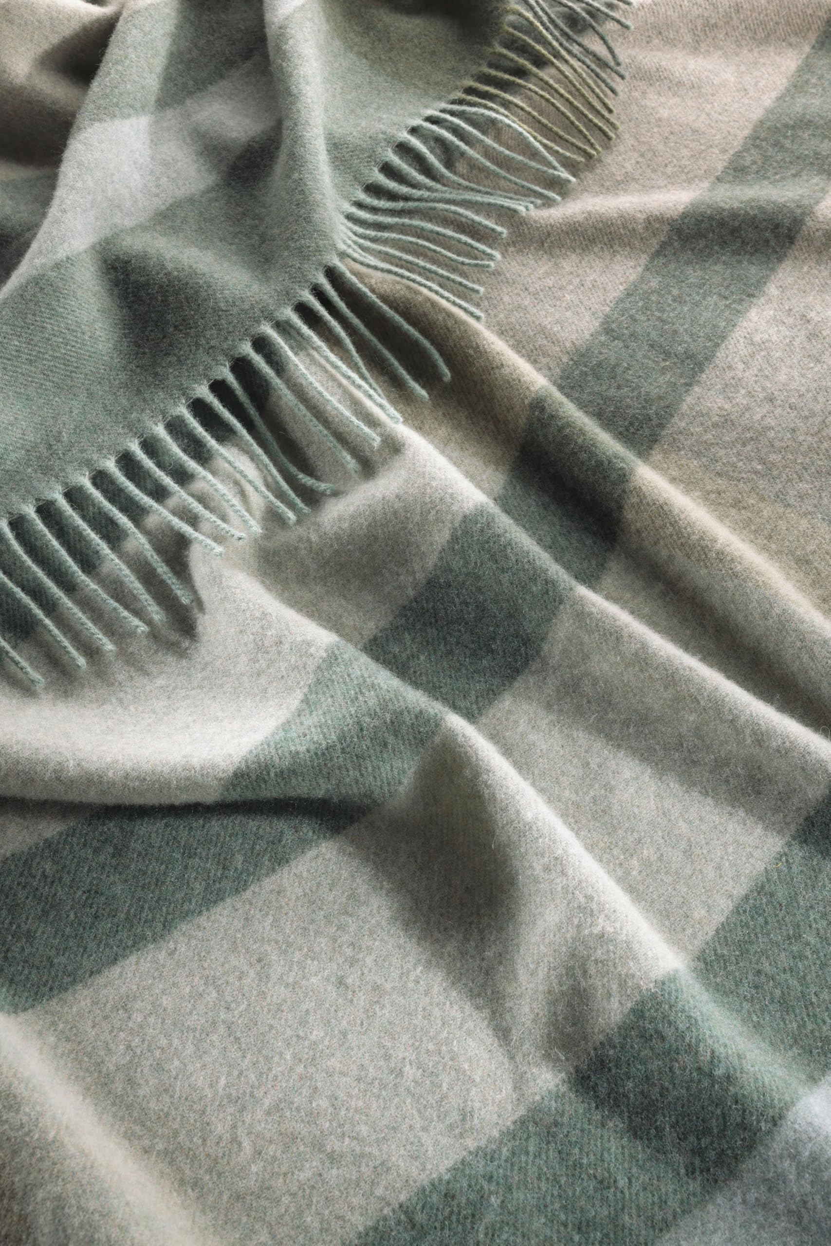 biederlack Plaid mit Fransen Charming Farbe Moss Größe 150 x 200
