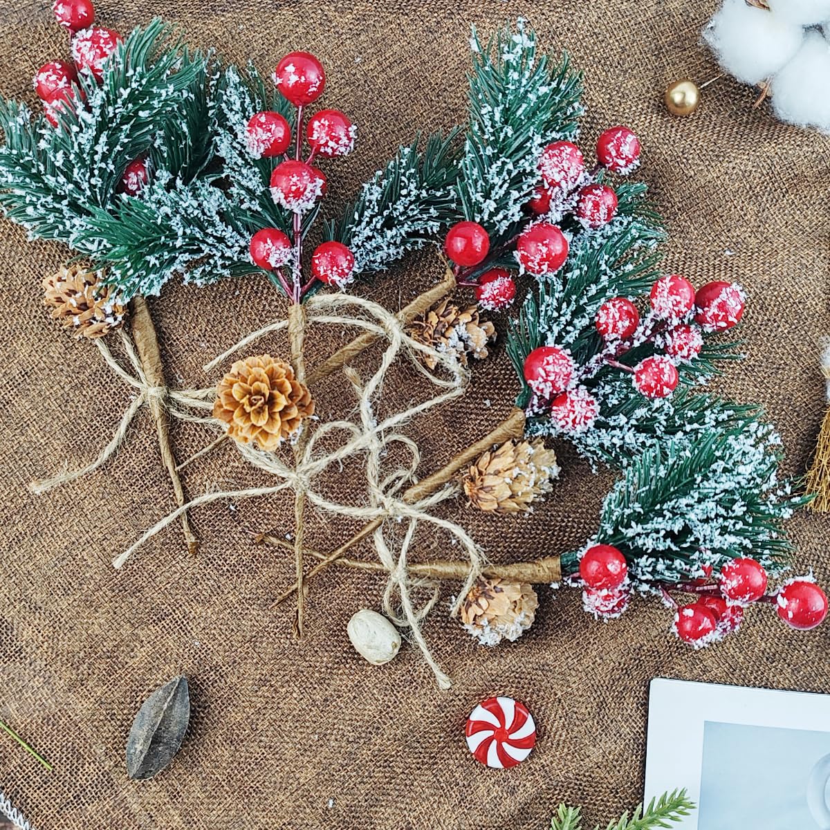 TIHOOD Künstliche Weihnachtsblumen-Plektren, 20,3 cm, rote künstliche Beeren-Plektren, Tannenzweige mit Tannenzapfen, Stechpalmenblätter für Vase, Blumenarrangement, Kranz, Winterferien, Dekoration,