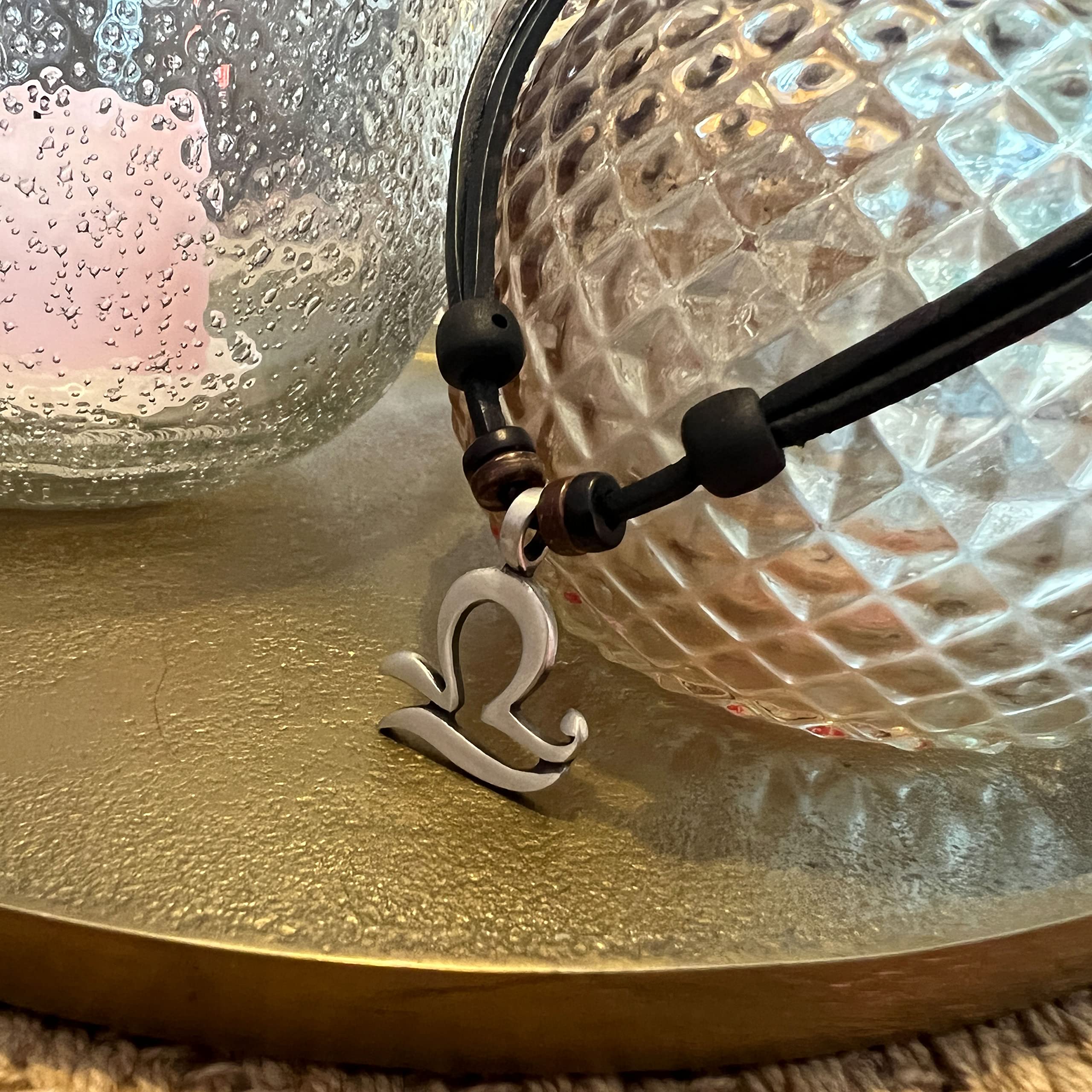 HANA LIMA 1 von 12 Sternzeichen Tierkreiszeichen an verstellbarer Halskette Horoskop Horoscope Lederkette Surferkette