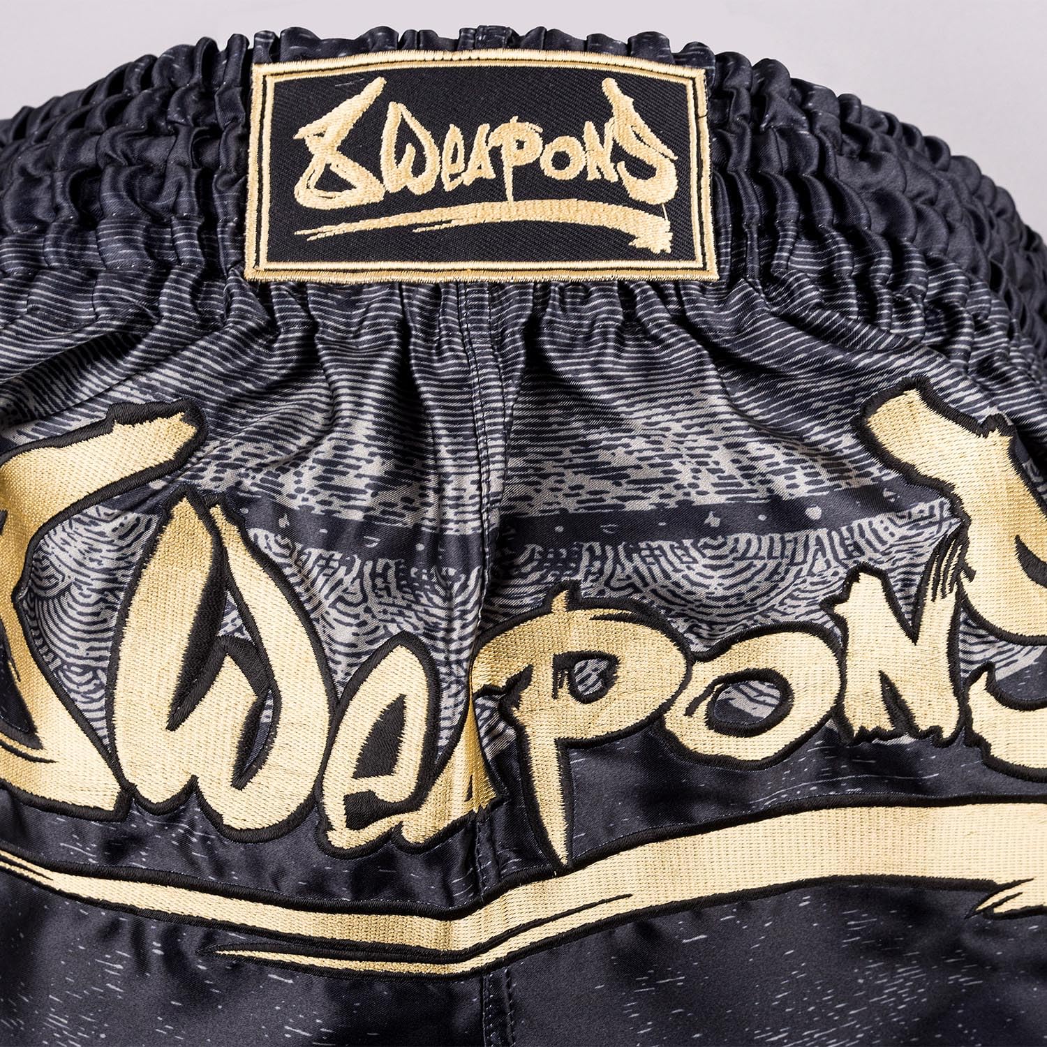 8 WEAPONS Muay Thai Shorts Hanuman, Schwarz-Gold, Kickboxhose für Training & Wettkampf, Thaibox Shorts Satin, Atmungsaktiv, Langlebig, Kampfsporthose für MMA, K1, Boxen, Thai Boxen