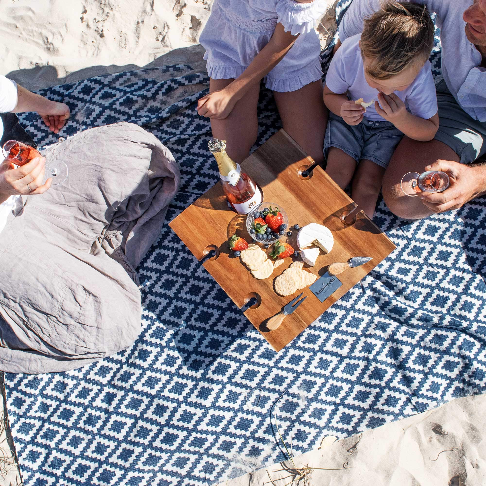 Komorebi Duży wodoodporny koc piknikowy na zewnątrz, 100% bawełna, skórzany koc plażowy, odporny na piasek, składana mata piknikowa dla 4 osób dorosłych (niebieski/biały) - bezpiaskowy koc outdoorowy