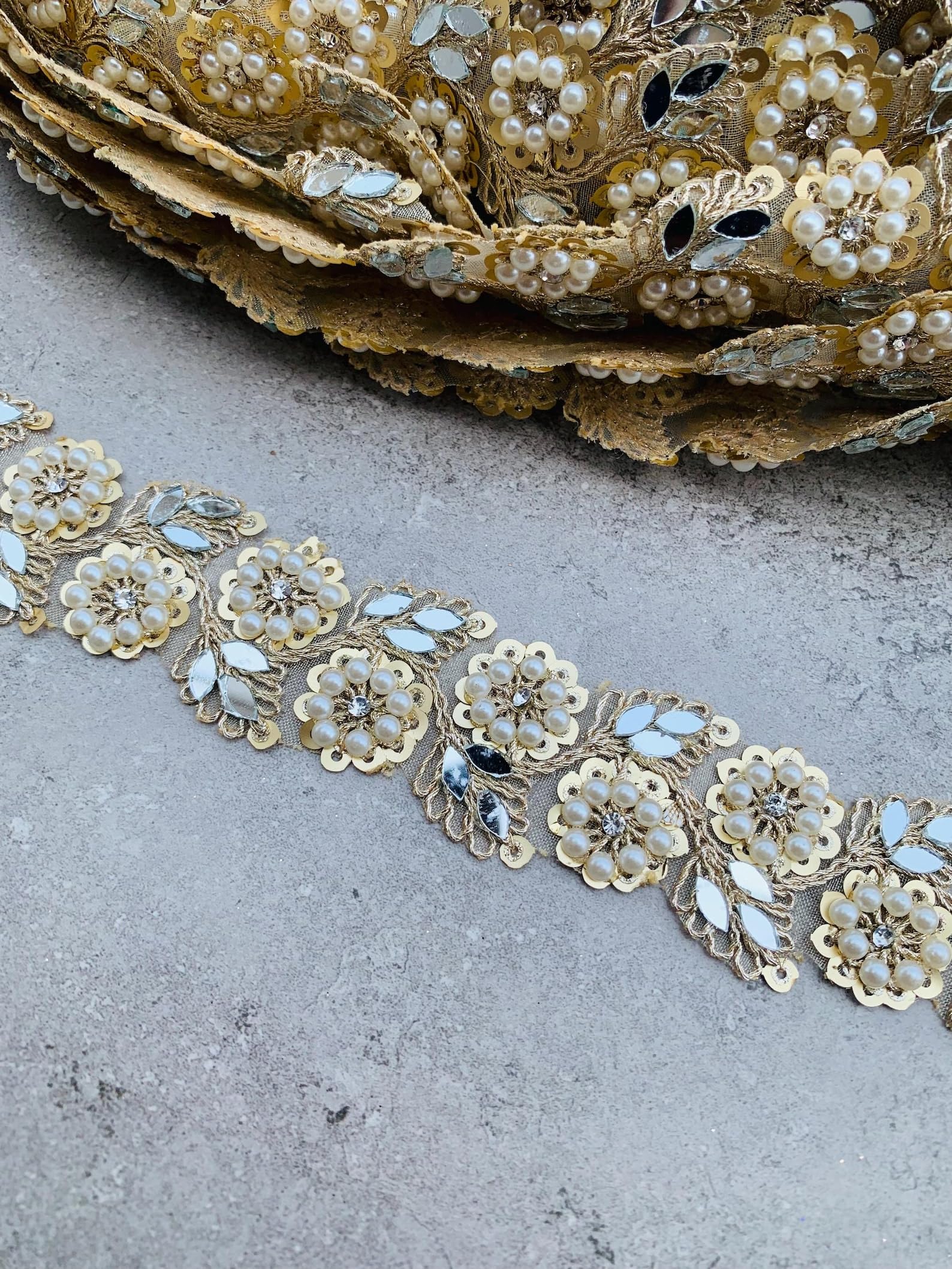 Pizzo decorativo a forma di fiore con perle, larghezza 3 cm, con paillettes dorate a specchio e perle, disponibile in opzioni da 0,9 m, 6 m