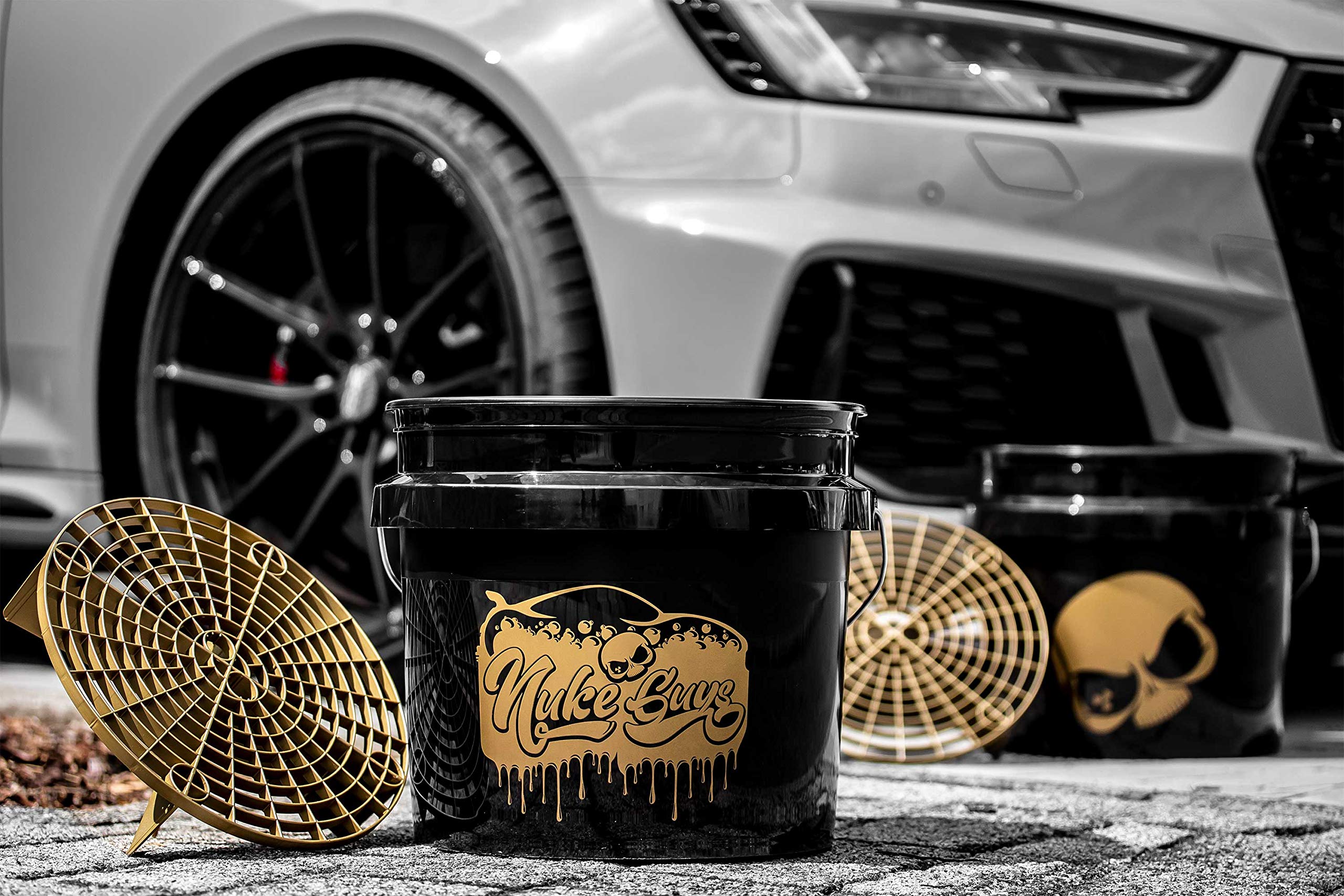 Nuke Guys Golden Bucket, Fallout - Used Look Edition - 2X GritGuard Wascheimer 13 Liter und 2X GritGuard Eiimereinsatz in Gold - Autowascheimer mit Schmutzsieb für die schonende Autowäsche