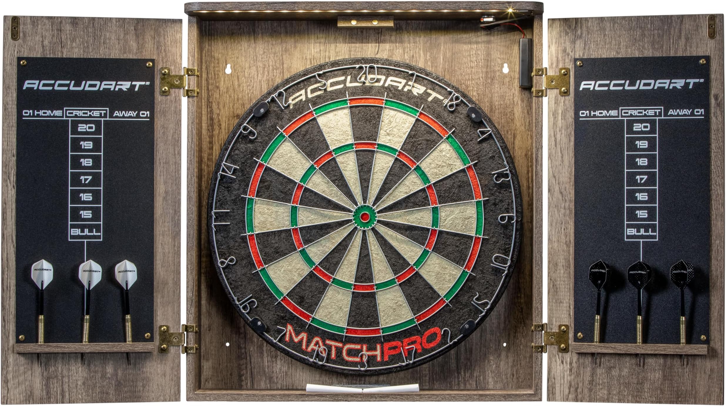 Accudart Match Pro ダーツボードキャビネットセット - 公式サイズ - セルフヒーリングサイザル - モダンスタイルの木目調 - 内蔵ダーホルダー2個 - LED照明 - スコアボード、チョーク、消しゴム、ダーツ6本付き