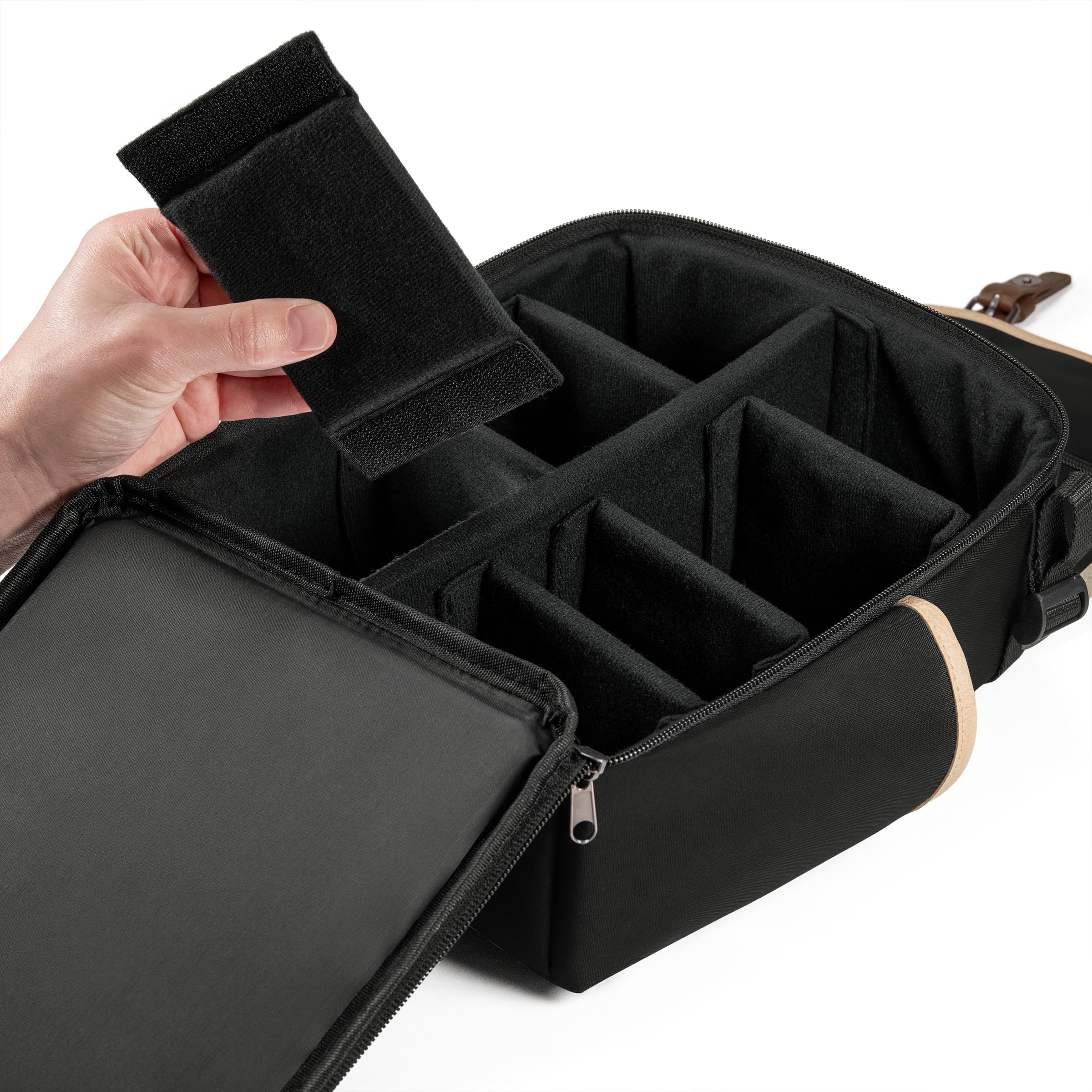 ENHANCE Designer Edition Kompakter MTG-Rucksack mit anpassbarem Innenraum für Magic: The Gathering, Lorcana & mehr - Zubehörfach für Würfelbeutel, Boosterpacks, Tag Tracker, Playmat-Fach (Schwarz)