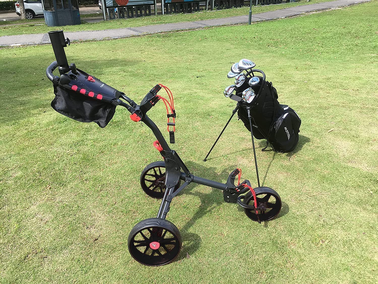 Newfly Chariot de golf à 3 roues ultra léger, pliable, avec frein à pied, facile à ouvrir et à fermer, avec porte-parapluie et sac de rangement