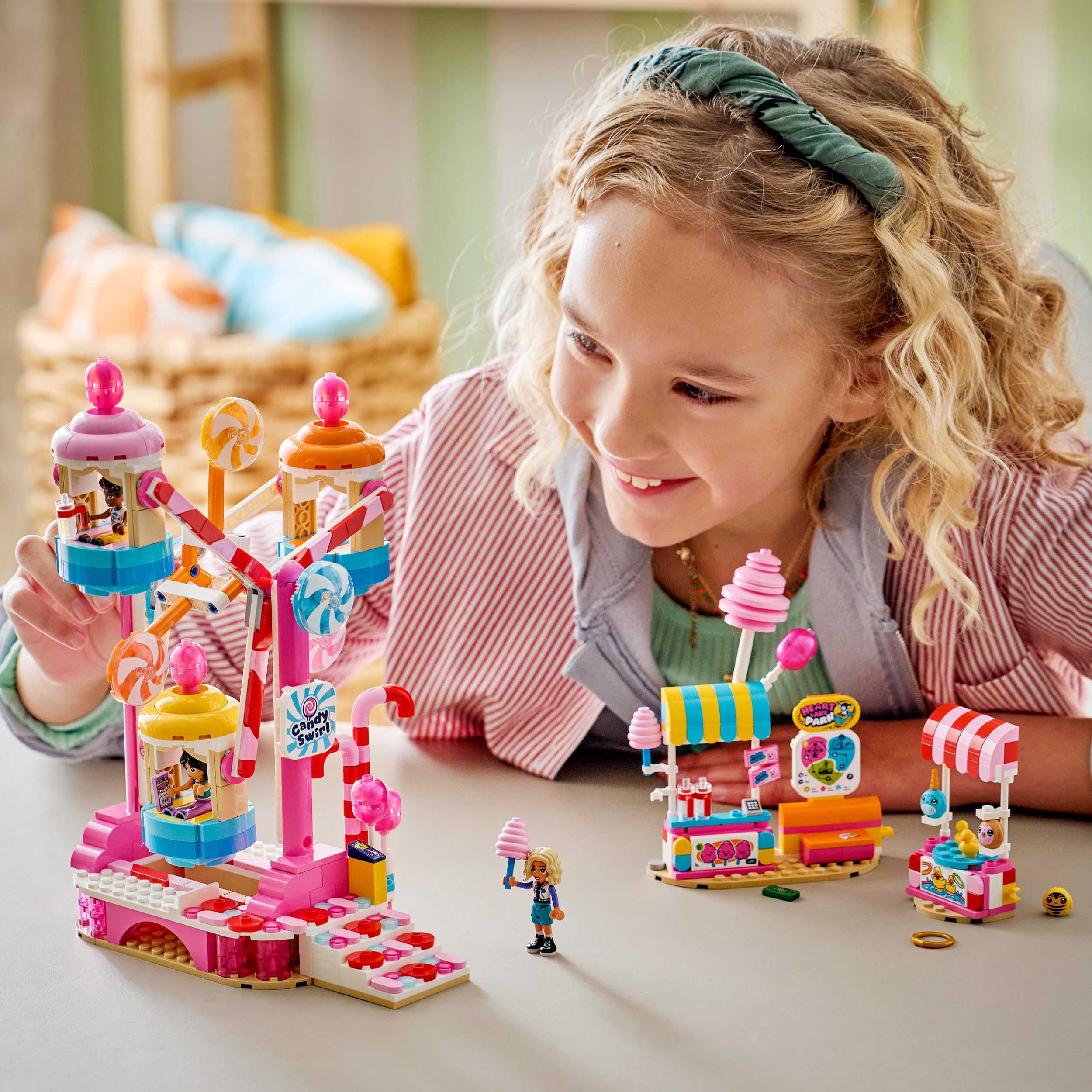 LEGO Friends Noria: Cupcakes y Golosinas – Juguete Interactivo con Juegos de Feria, Atracciones, 3 Mini Muñecos y Accesorios – Regalo de Cumpleaños para Niñas de 7+ Años – 42700
