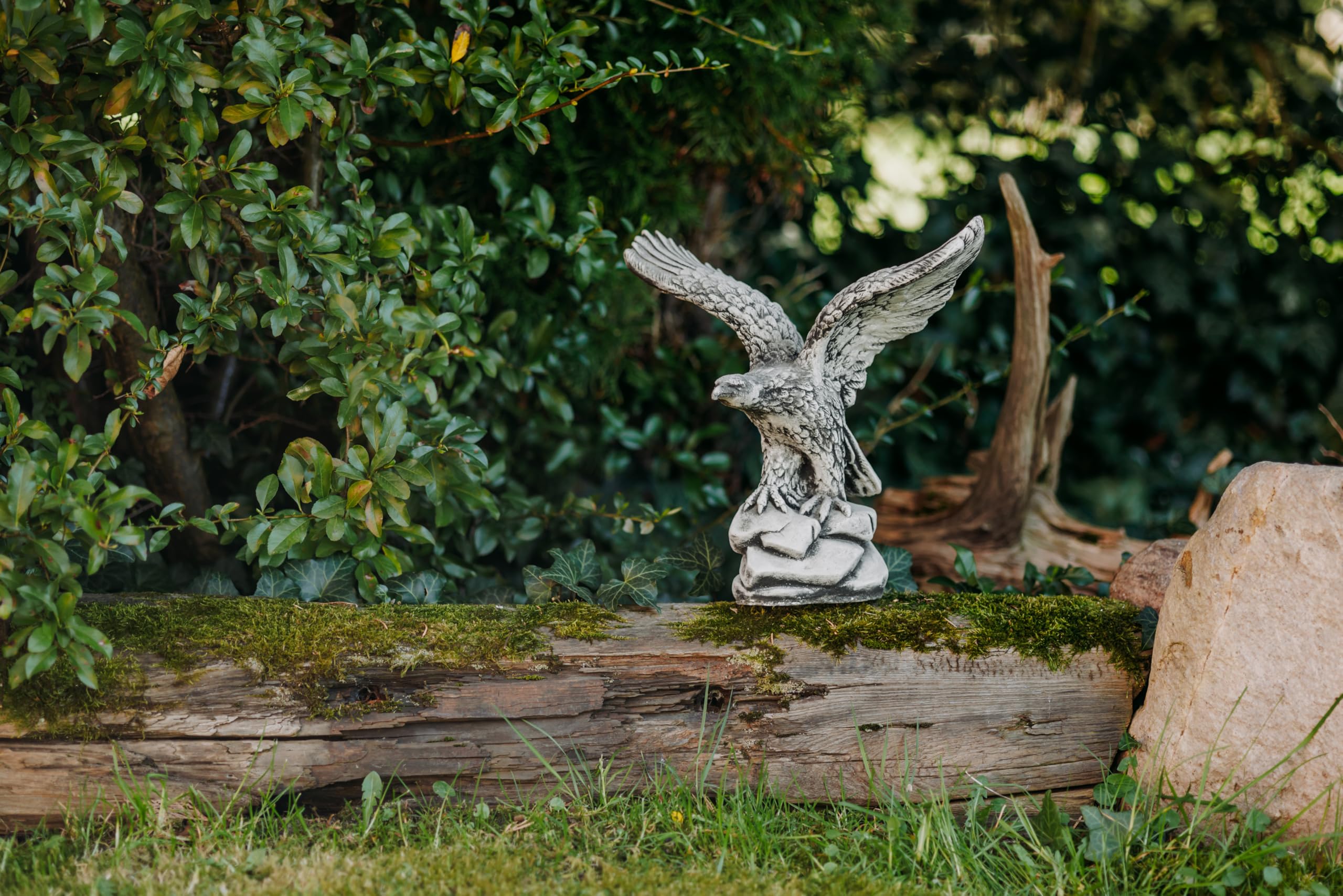 gartendekoparadies.de Figurka orła z odlewu kamiennego, wysokość 32 cm, rozpiętość 35 cm, 4 kg, czarna patynowana, odporna na mróz