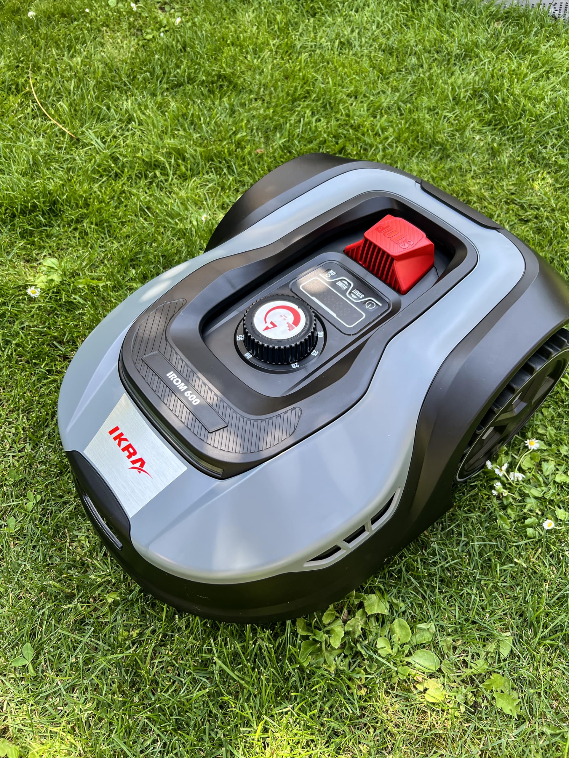 IKRA Robot cortacésped iROM 600 para céspedes de hasta 600 m², WiFi o Bluetooth, Control por App, multizona, Incl. estación de Carga & Sensor de Lluvia, 6 Cuchillas de Repuesto