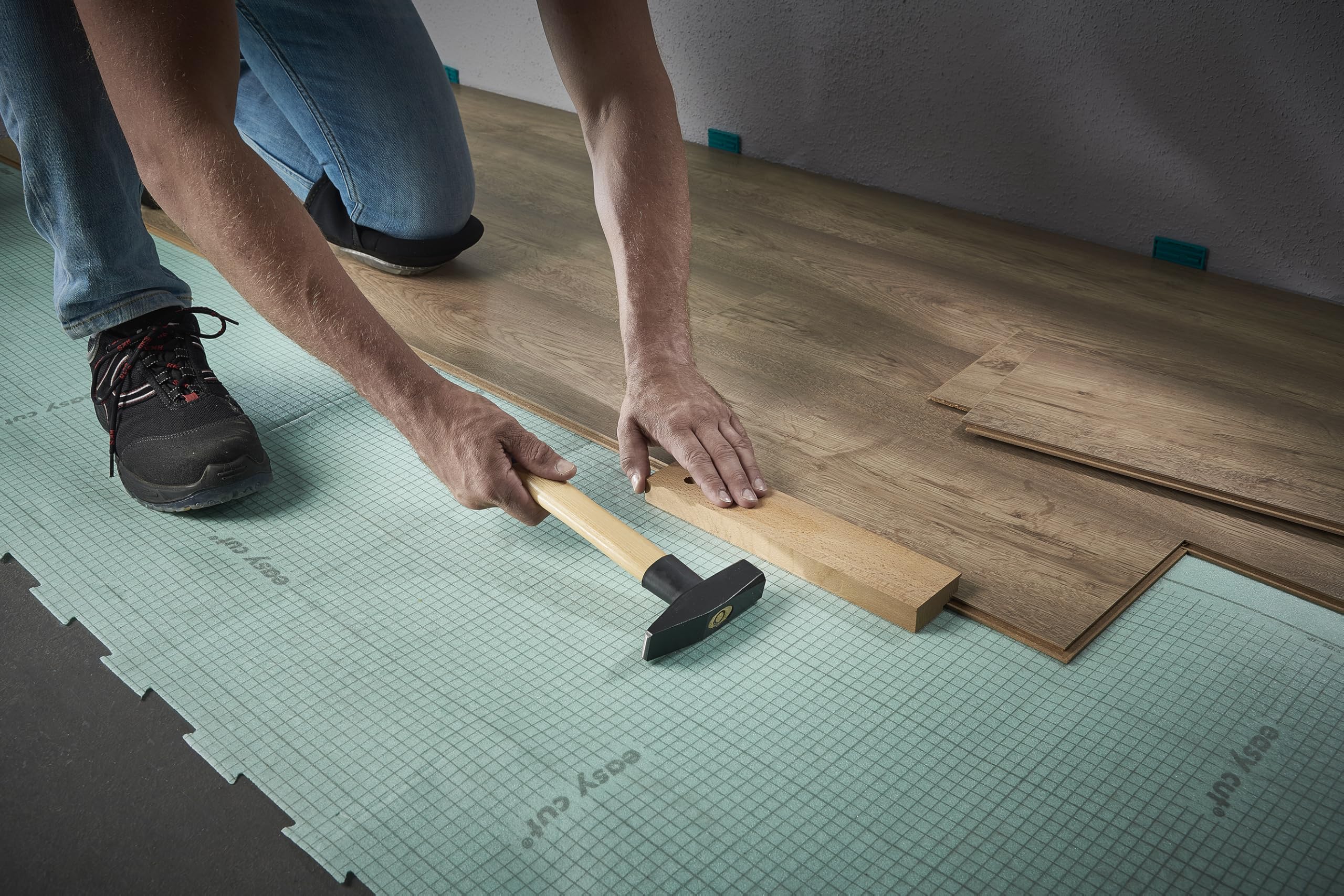 wolfcraft Kit di Successo “Posa Laminato e Pavimenti di Design”, Set 3 Pezzi con Barra di Trazione, Blocco di Battitura e 30 Cunei Universali per Giunti di Dilatazione – 6975000