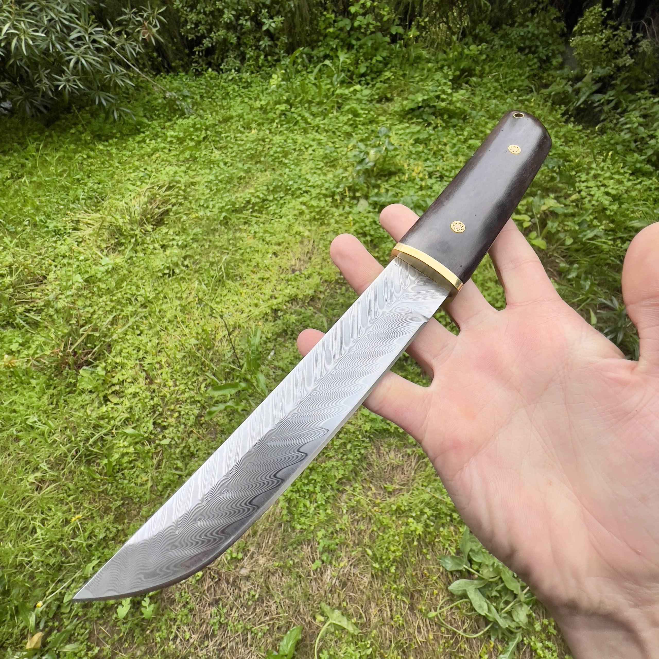 Coltello in Damasco Forgia a Mano, Stile Giapponese, Lama Fissa con Manico in Legno e Custodia Integrale Legno Collezione Custom