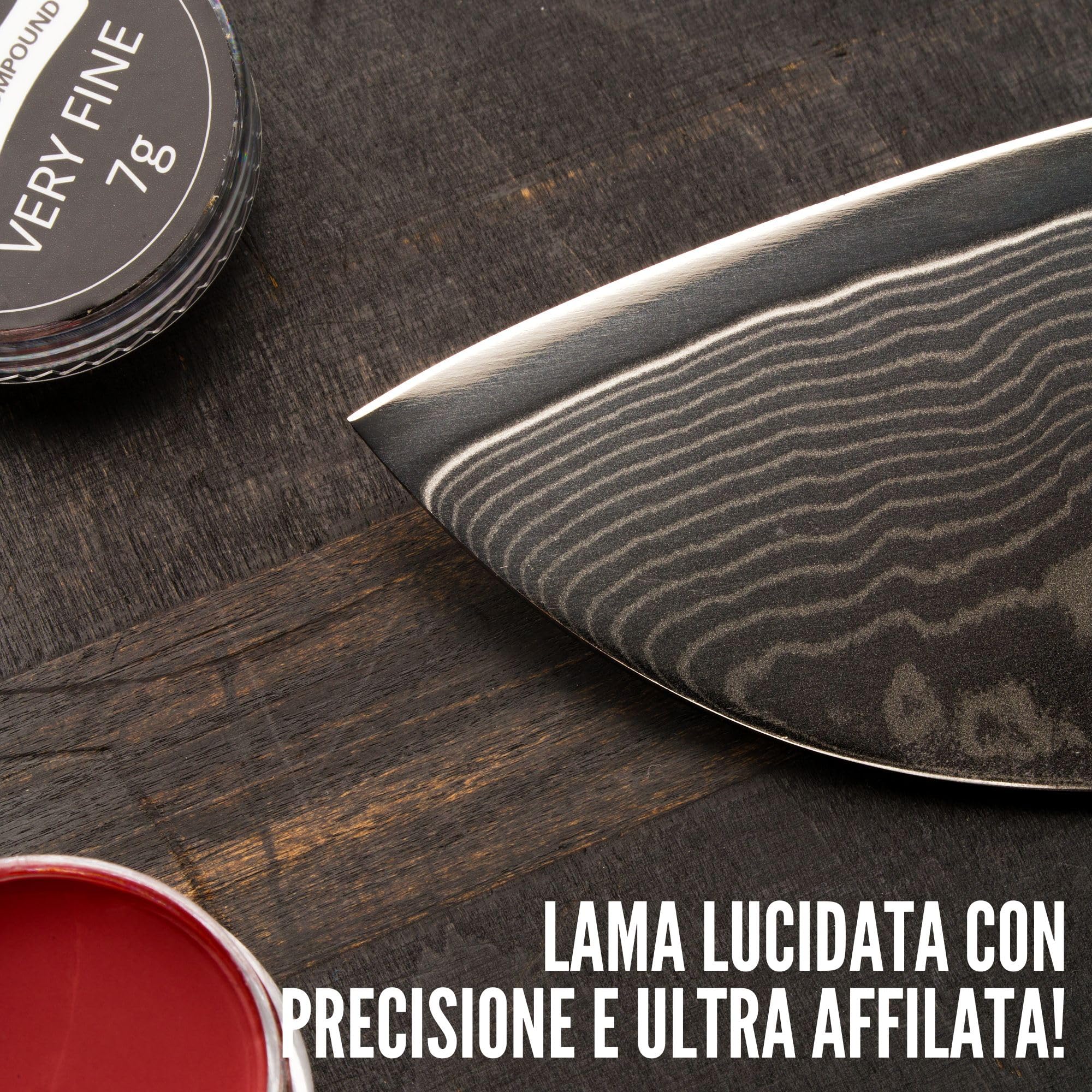Bacher Coramella in Pelle per l’affilatura di Strop. Manico a paletta in legno massiccio rivestito in cuoio conciata al vegetale spesso 3 mm. Include 4 kit compound di levigatura.