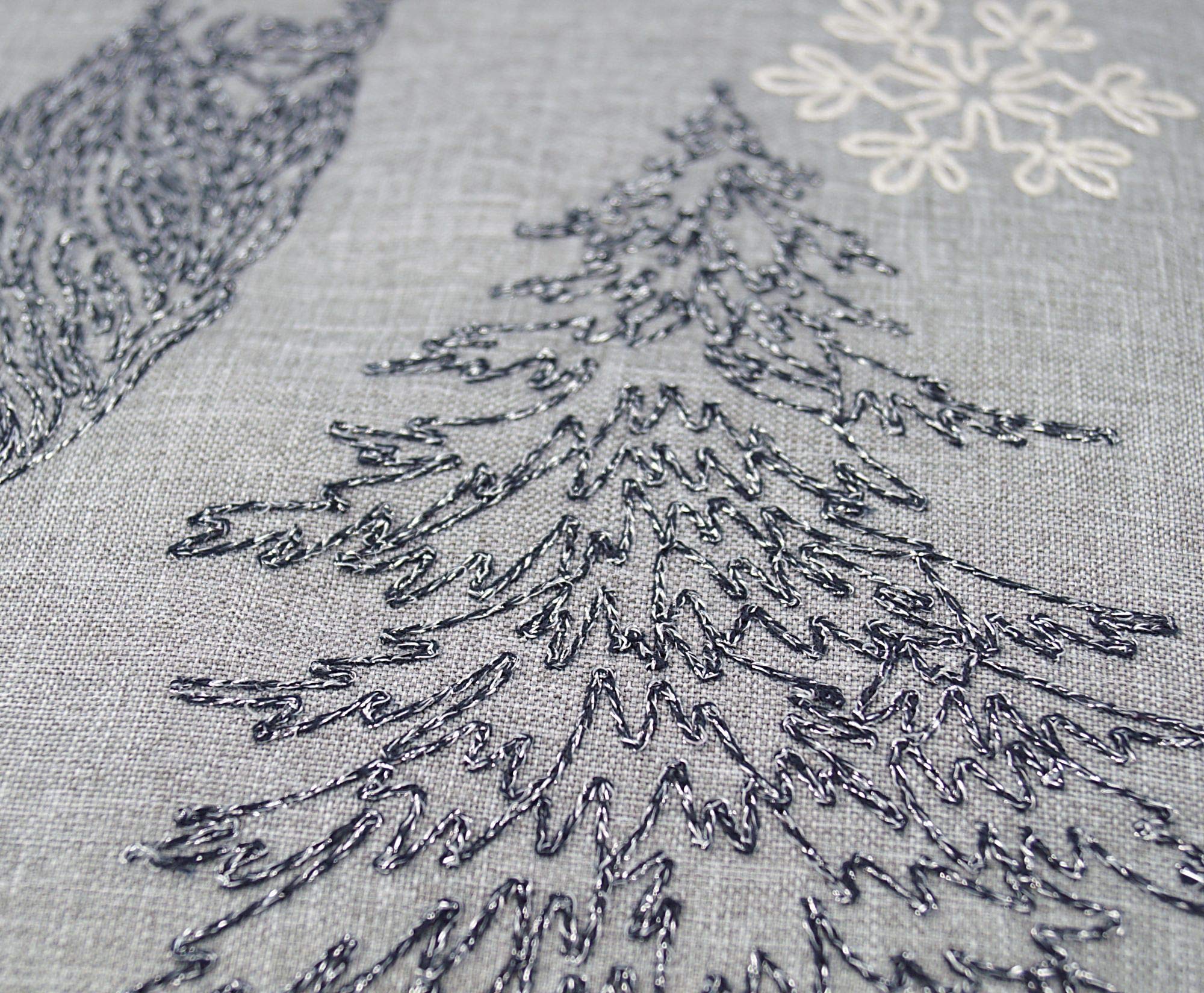 Runner Da Tavolo Natalizio Raebel Con Cervo E Alberi Ricamati 40x140 Cm: Grigio E Bianco Con Effetti Metallici