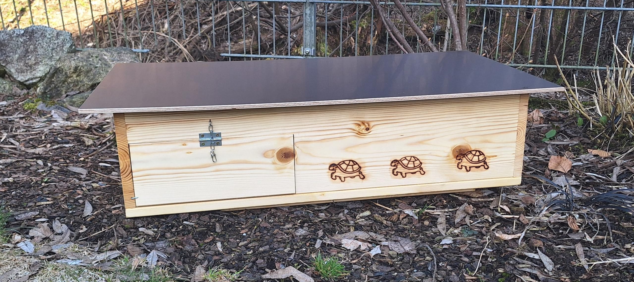 Casetta per tartarughe di alta qualità (SH9) in legno massiccio da 20 mm, resistente alle intemperie, con fondo e porta, con ventilazione regolabile, resistente alle intemperie