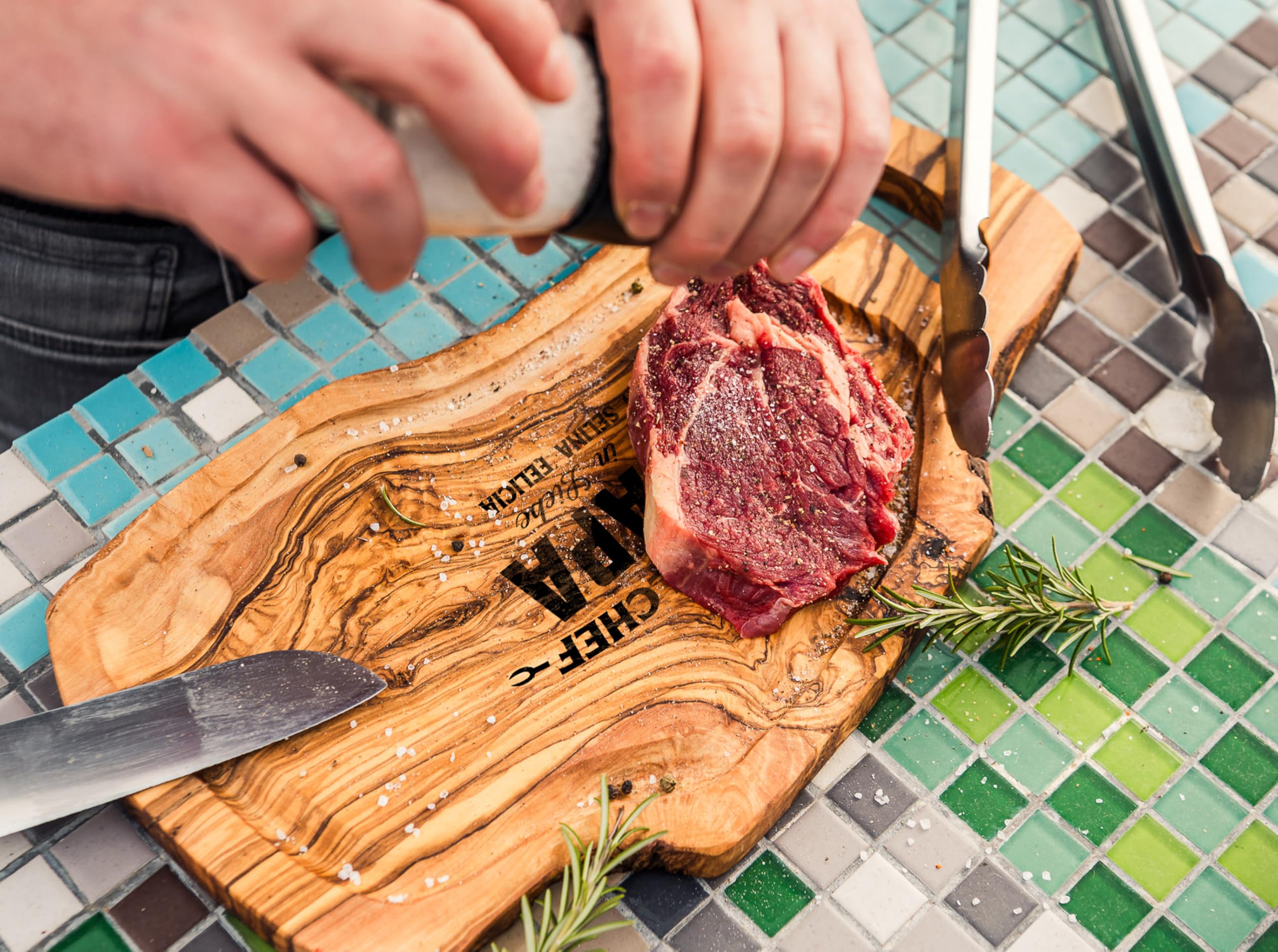 Schneidebrett mit Gravur Olivenholz [+ PERSONALISIERT] | Grillbrett | Grill Geschenke für Männer | Grill Zubehör | Personalisierte Geschenke Männer | Olivenholzbrett | Servierbrett