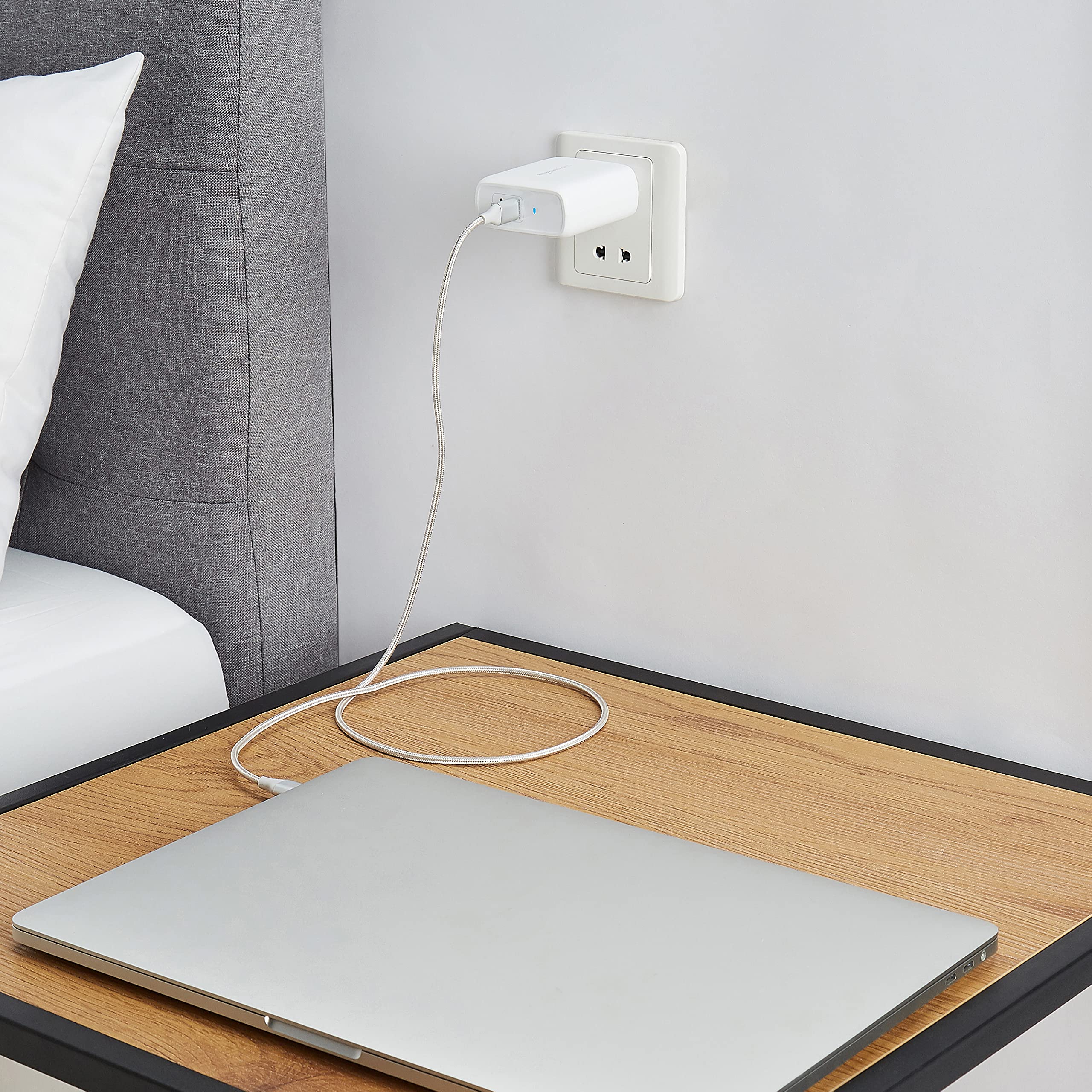 Amazon Basics Caricabatterie da parete USB-C a 2 porte, 68 W, GaN, per laptop, tablet e telefoni alimentati, bianco (non PPS), 6,6 x 2,94 x 6,24 cm