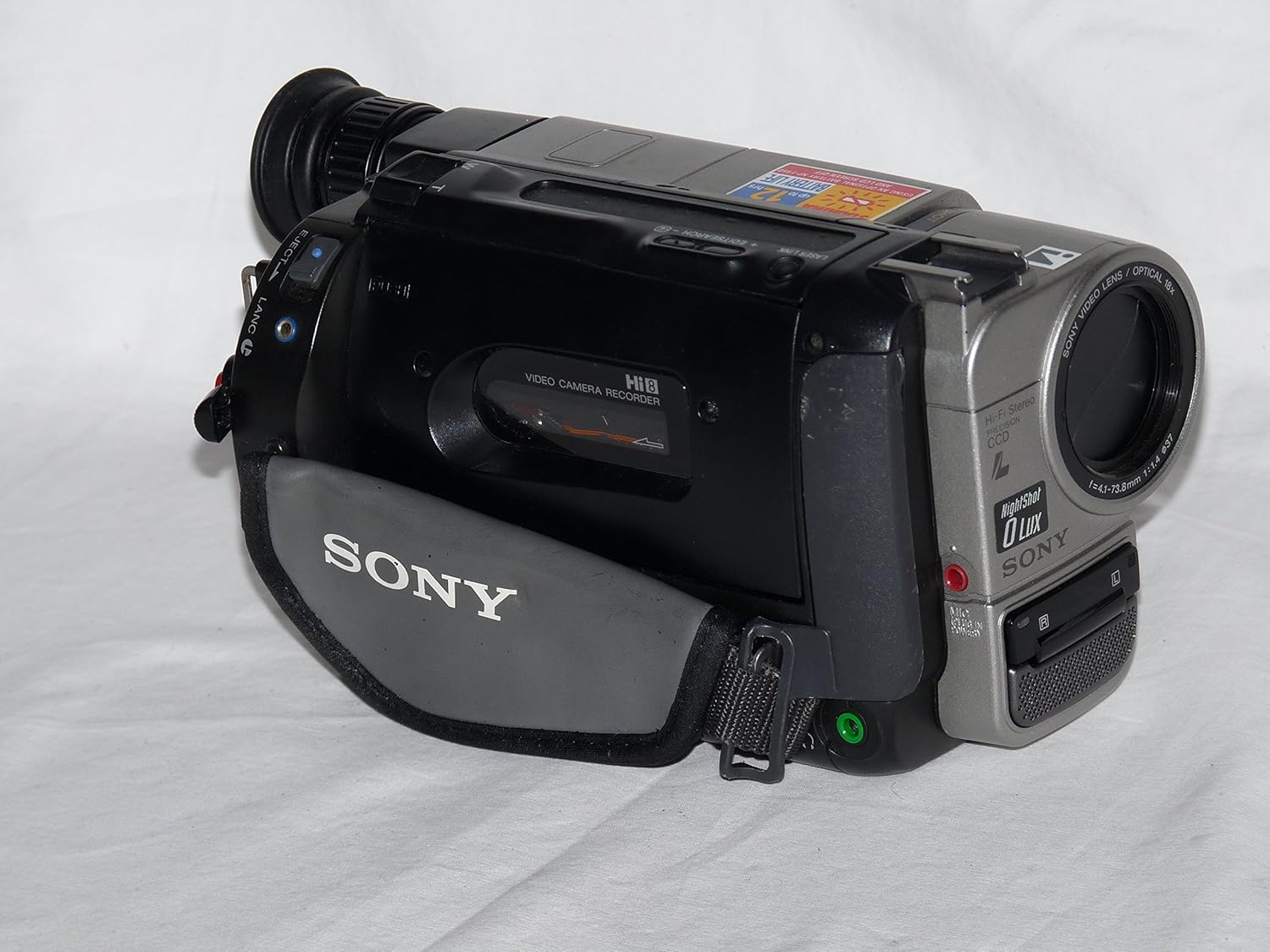 Lijeva strana view of Sony Handycam CCD-TRV65 showing tape compartment