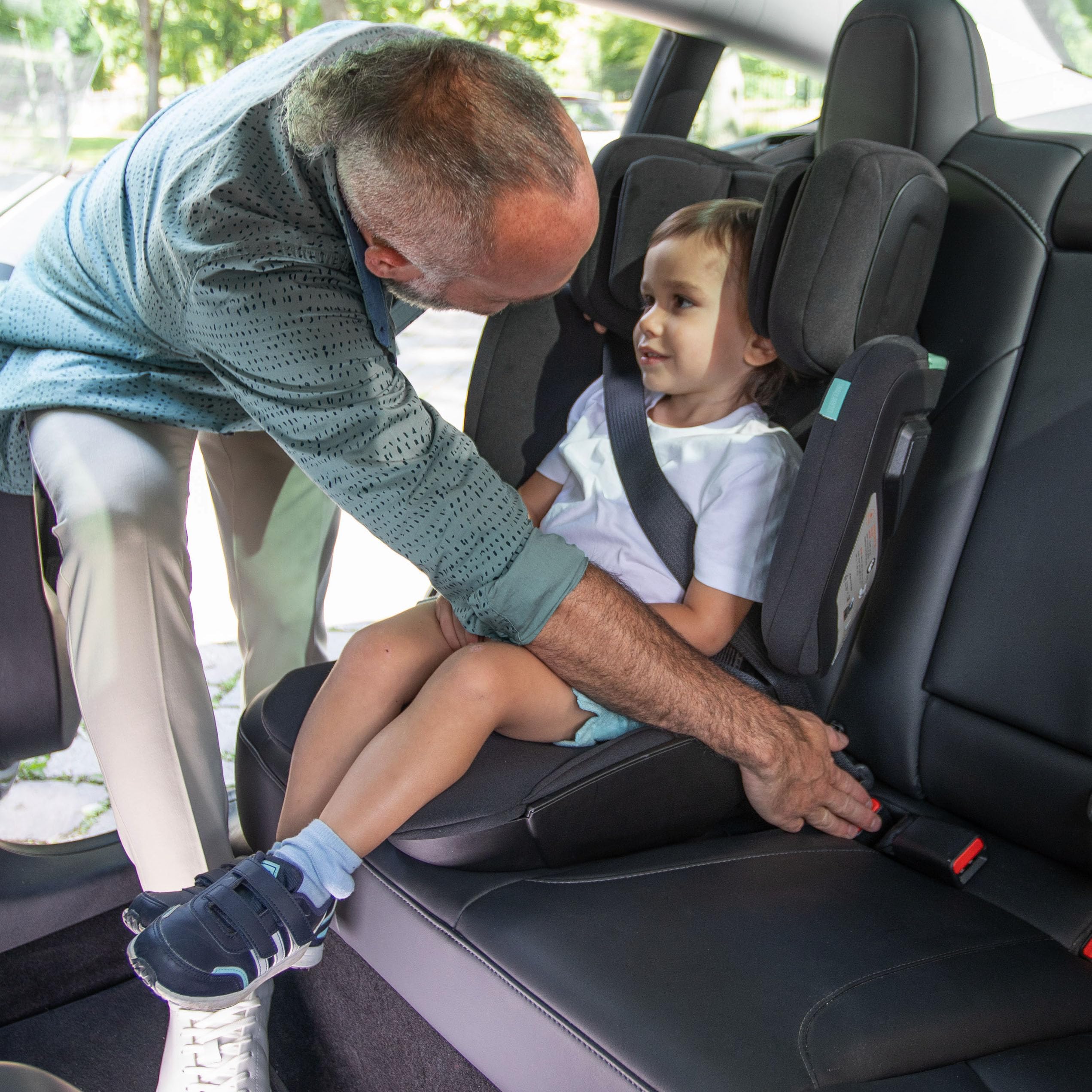 Urban Kanga Wallaroo Przenośne i składane siedzisko samochodowe, ISOFIX i-Size 100–150 cm (czarne) (antracytowy)