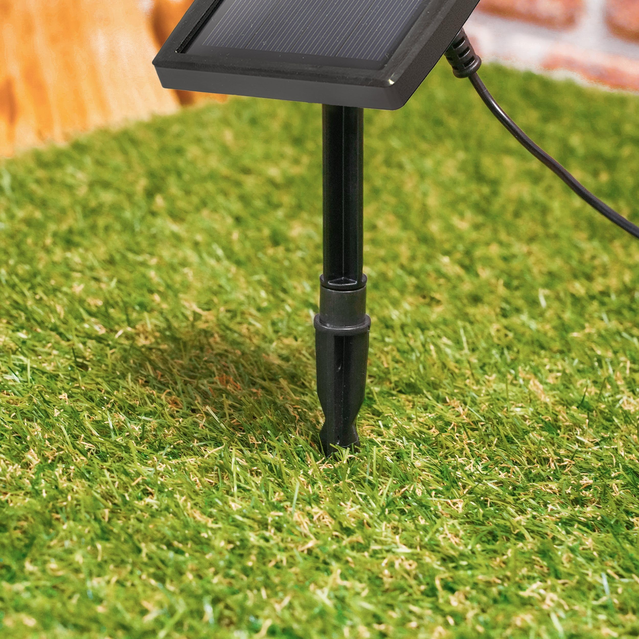 Esotec Fußball Solarkugel, Gartenkugel Ball, 27cm, Akku, Solarlampe, Solarleuchte, Balkondeko, Terrassendeko, LED Leuchtkugel, Gartenbeleuchtung, Gartenfigur, 5500K, außen, wetterfest, 102687