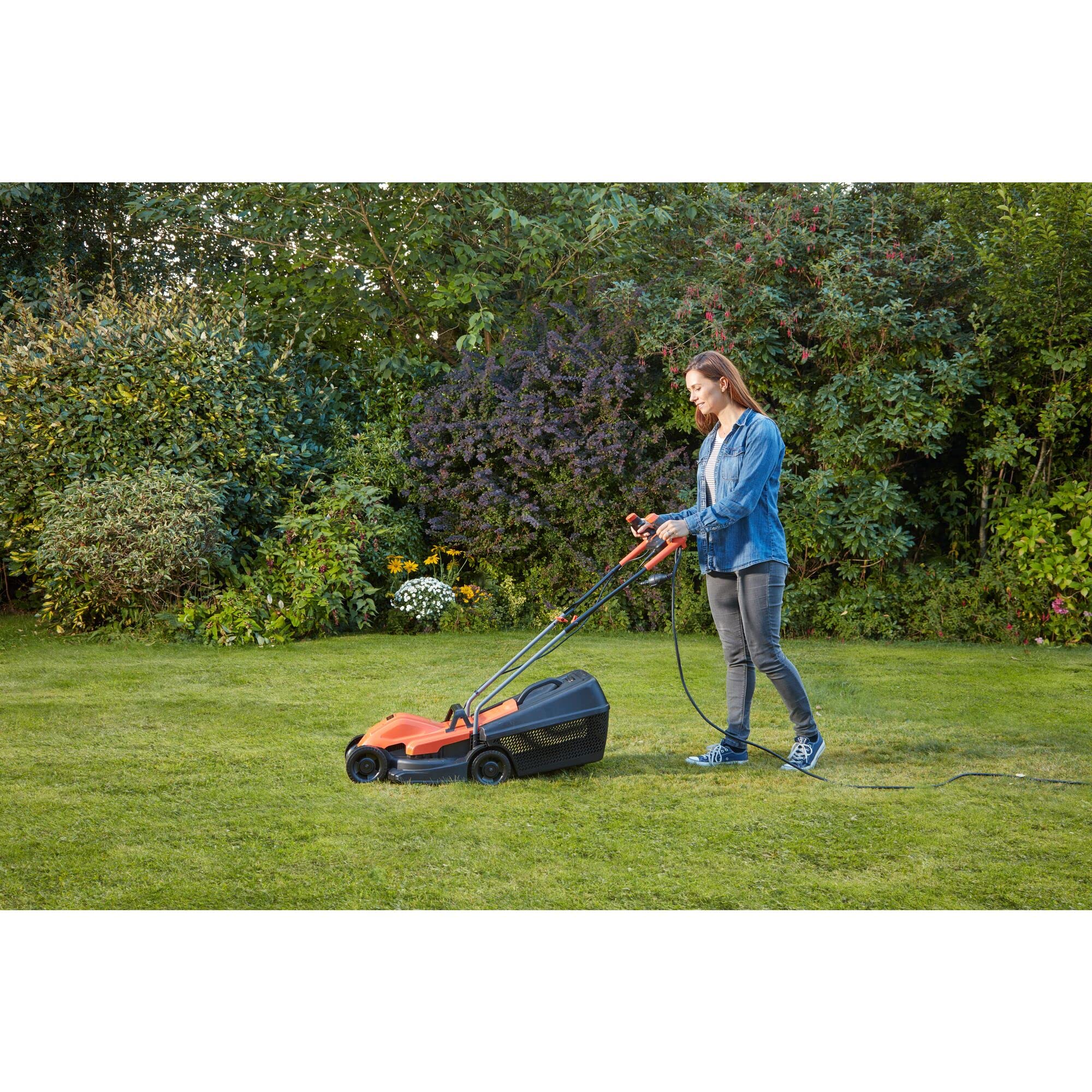 BLACK+DECKER,RASAERBA 1200 W, LARGHEZZA TAGLIO 32 CM, 3 ALT. TAGLIO 20-40-60 MM, E-DRIVE, CAPACITA' CESTO 35 L, IMPUGNATURA VERSIONE BIKE. BEMW451BH-QS
